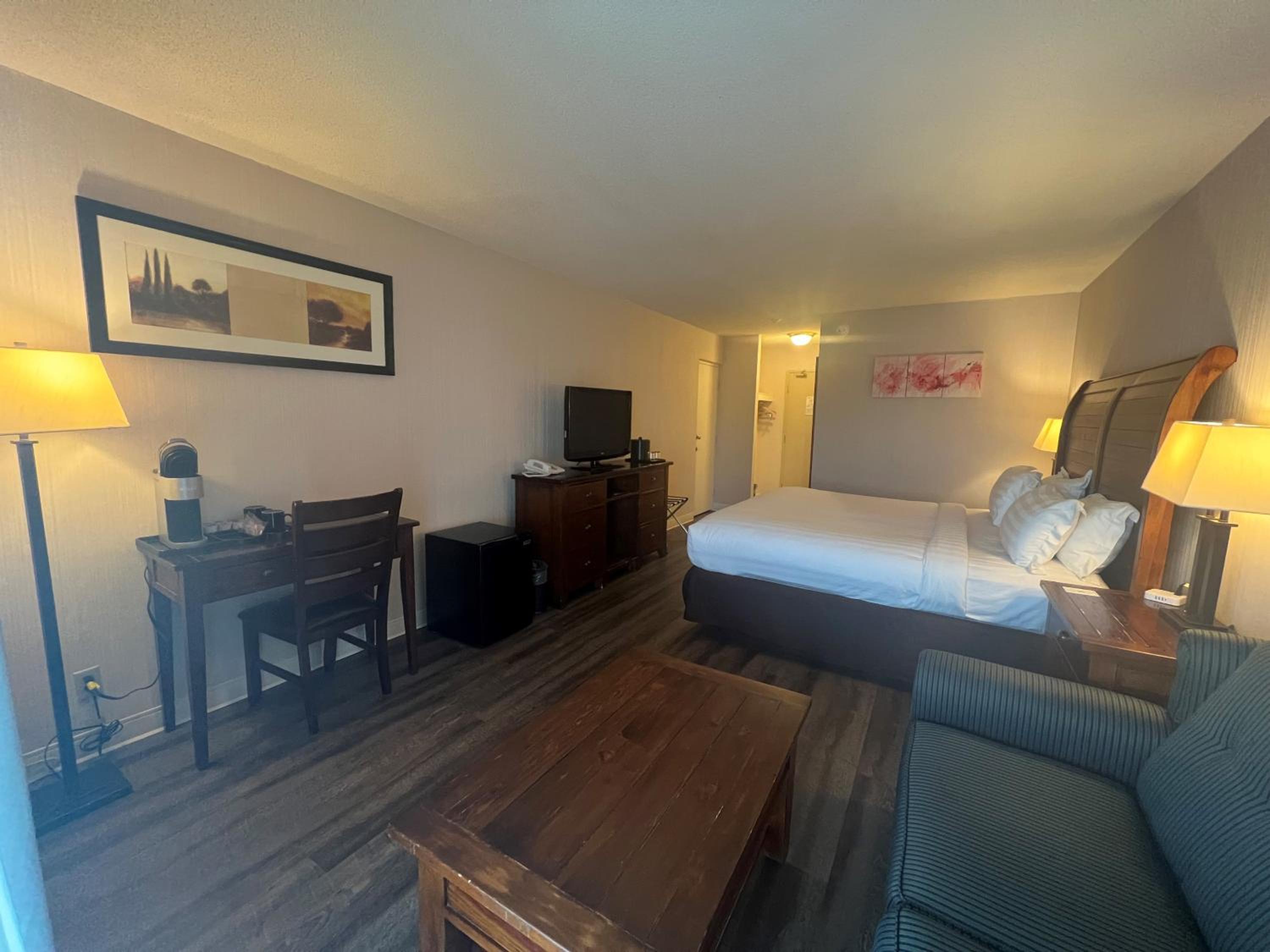 King Room - Lake Front/Non-Smoking - Photo 3
