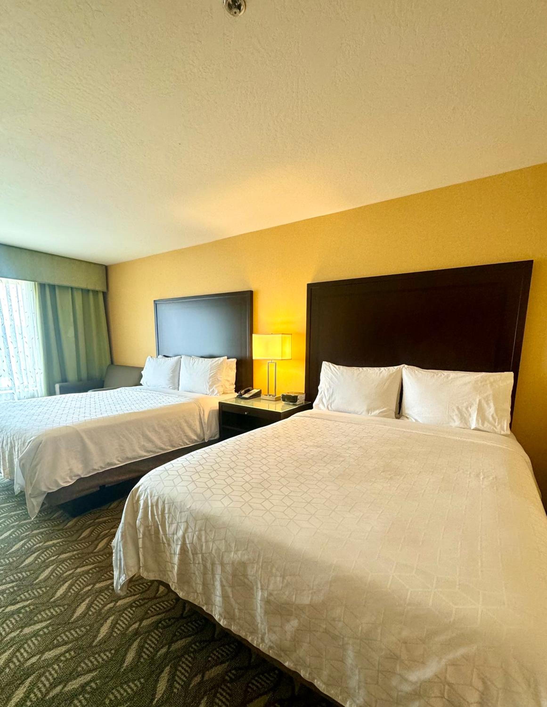 Standard Room with Two Queen Beds - Photo 4