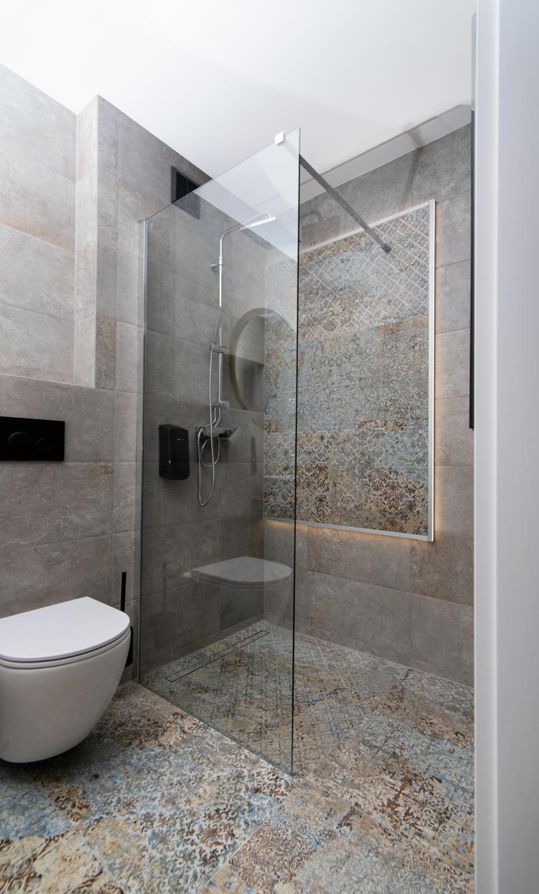 Family Room with Private Bathroom - Photo 2