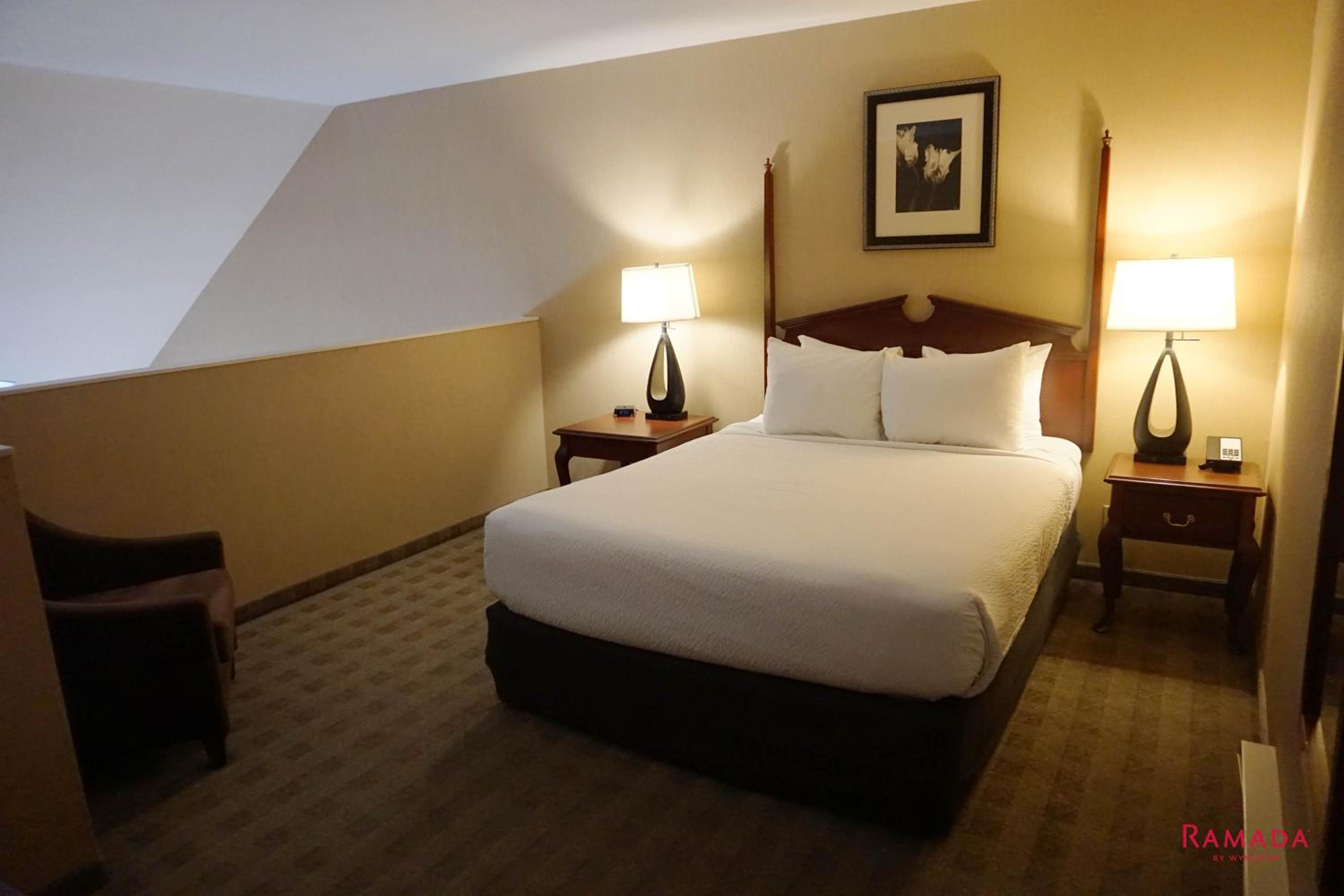 Loft Queen Suite with Two Queen Beds - Non-Smoking - Photo 5