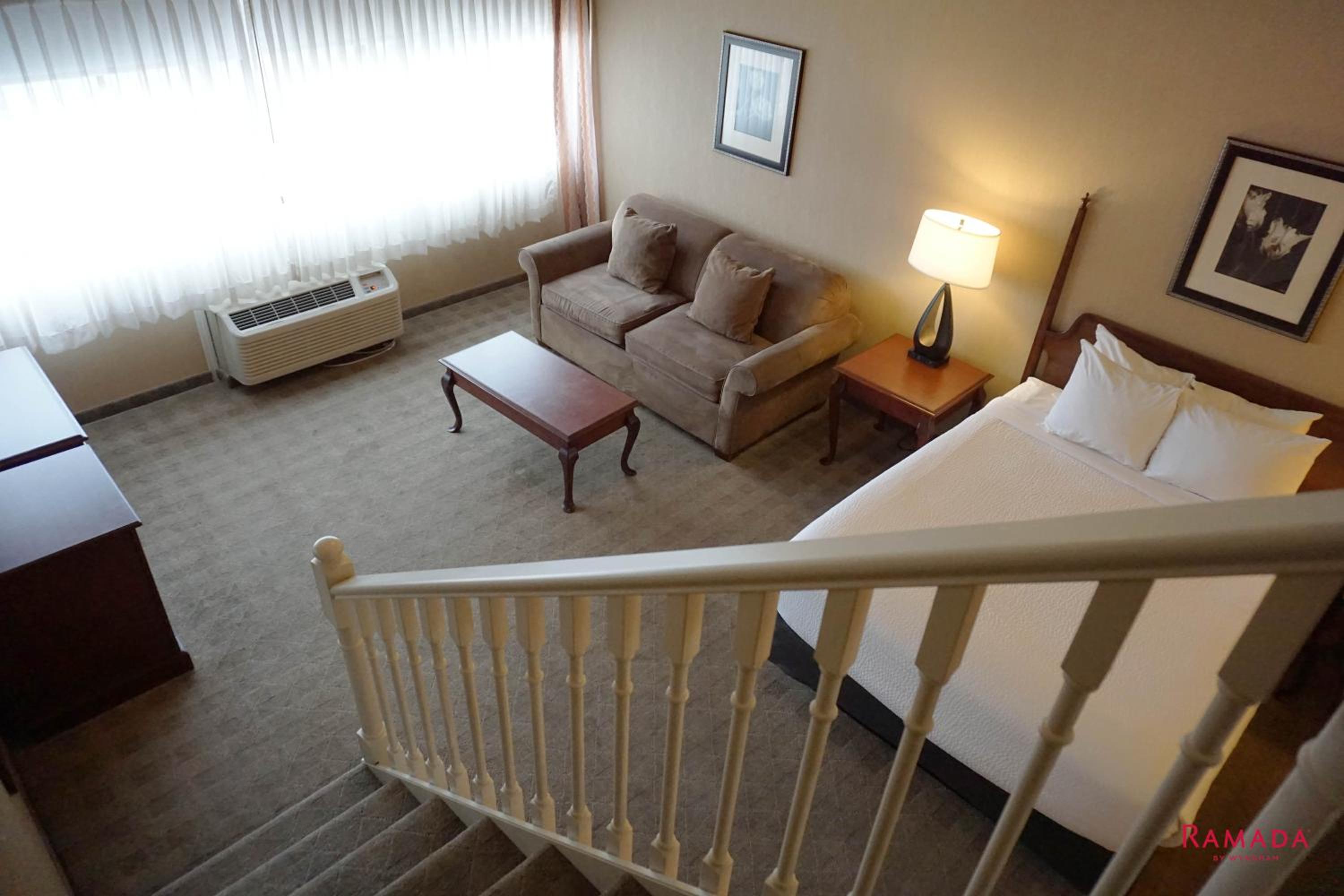 Loft Queen Suite with Two Queen Beds - Non-Smoking - Photo 3