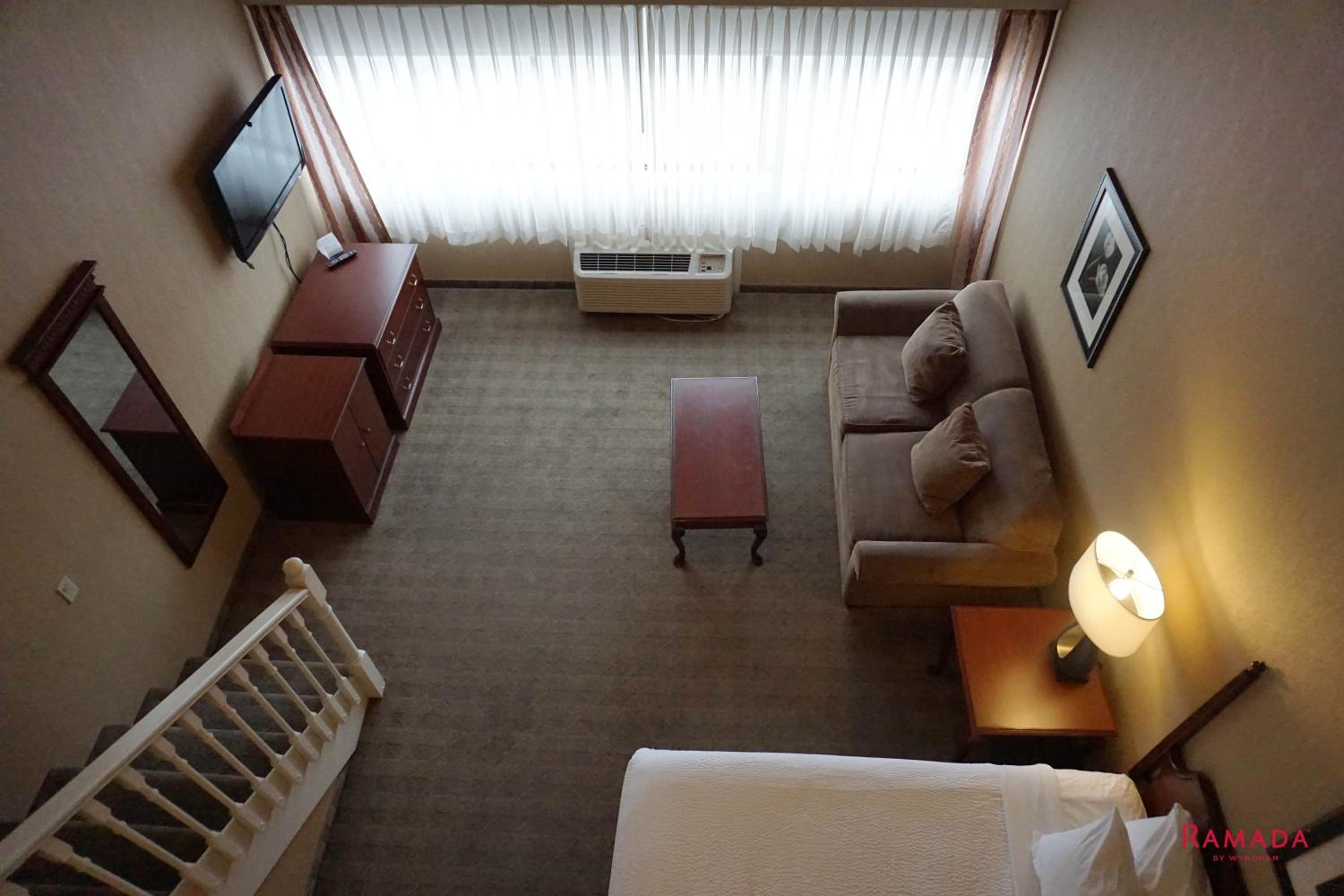 Loft Queen Suite with Two Queen Beds - Non-Smoking - Photo 4