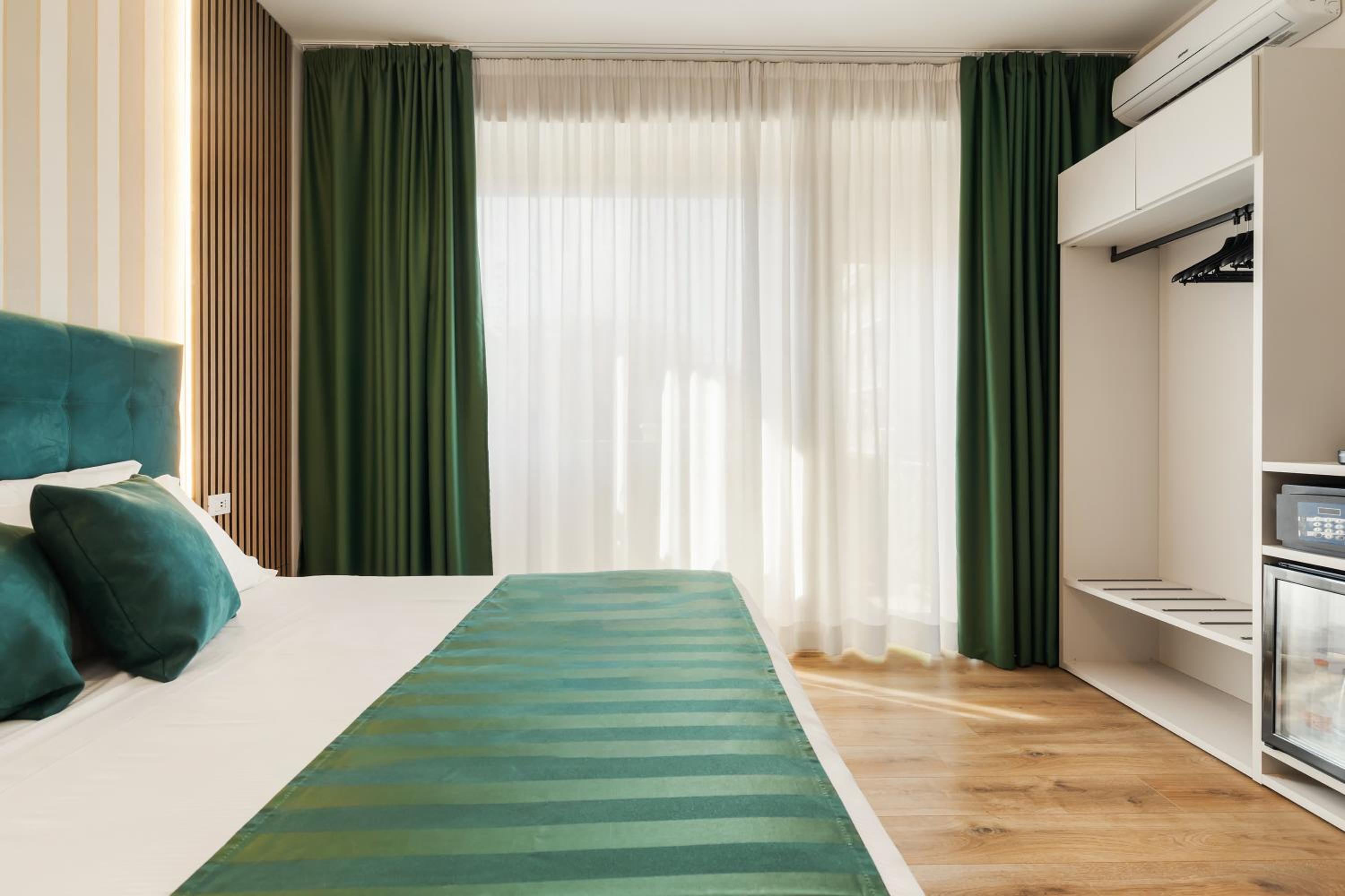 Deluxe Double Room with Balcony photo 2