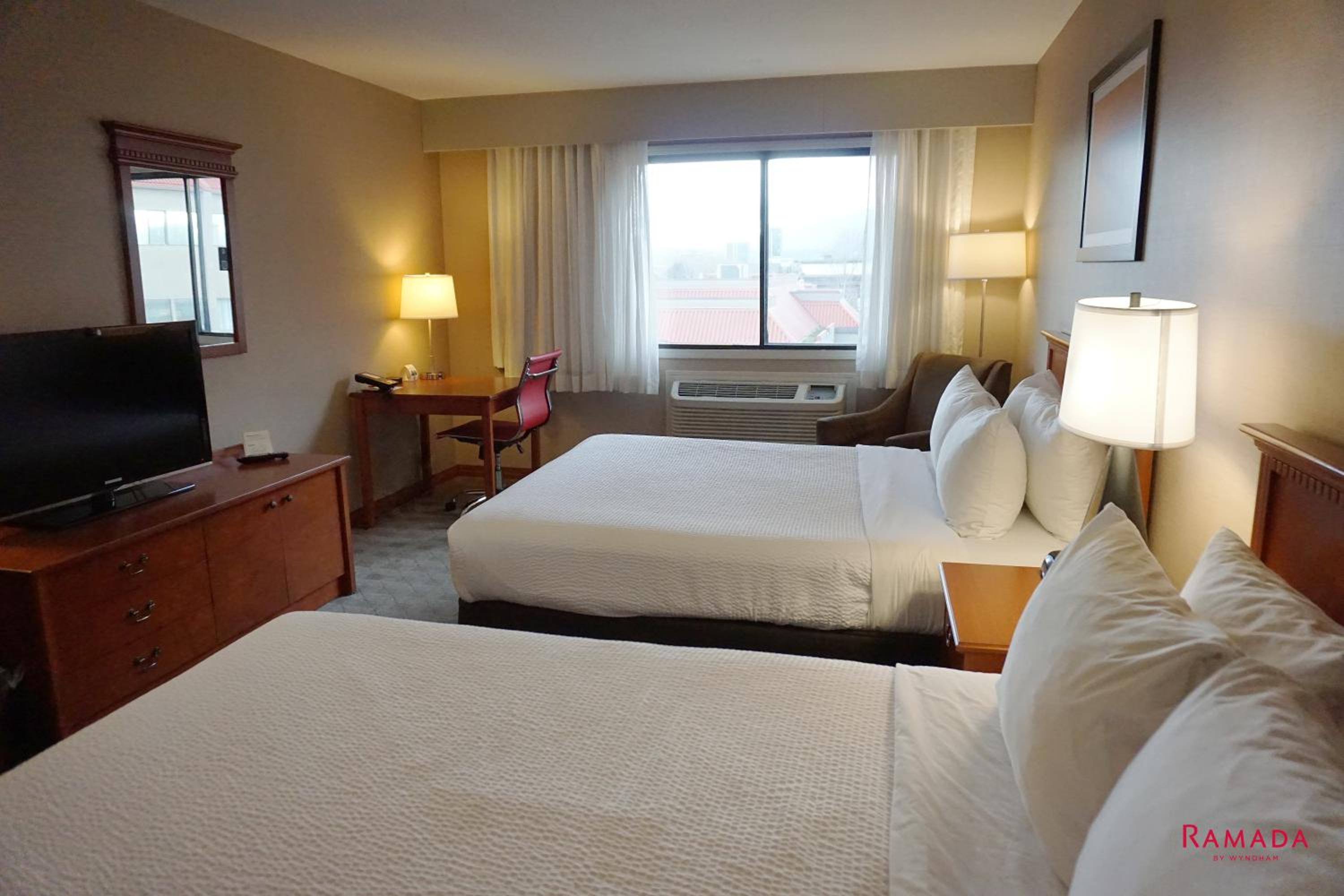 Queen Room with Two Queen Beds - Non-Smoking - Photo 4