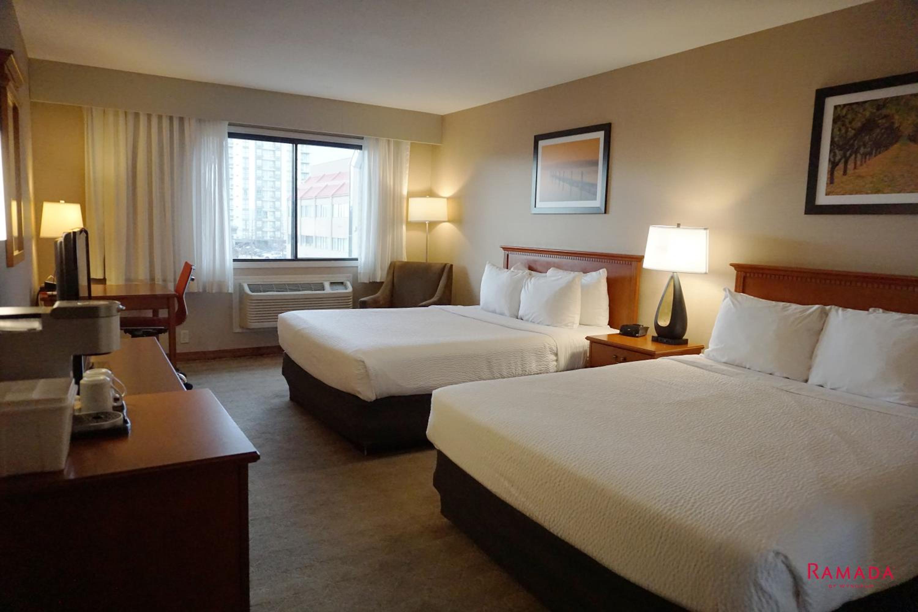 Queen Room with Two Queen Beds - Non-Smoking - Photo 2
