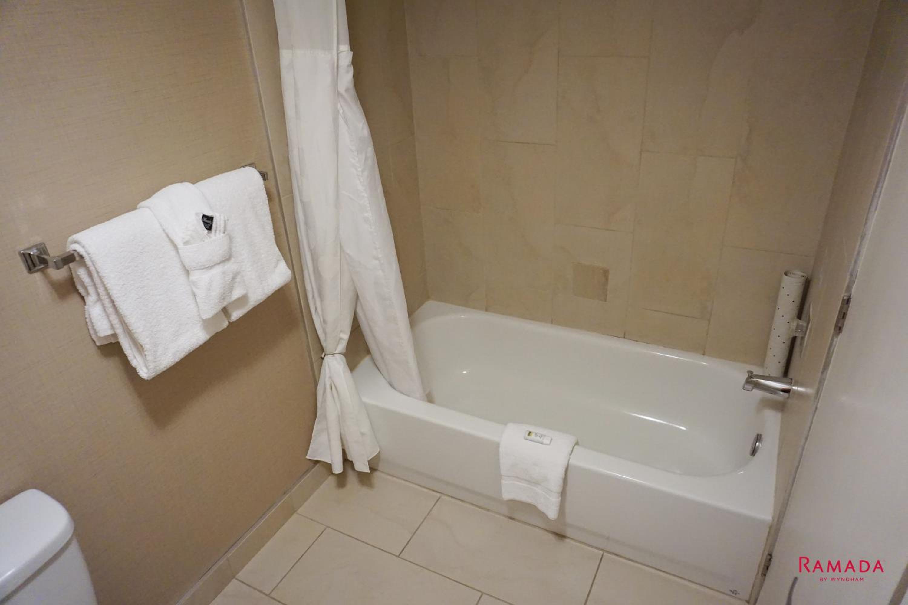 Queen Room with Two Queen Beds - Pet Friendly/Non-Smoking - Photo 2