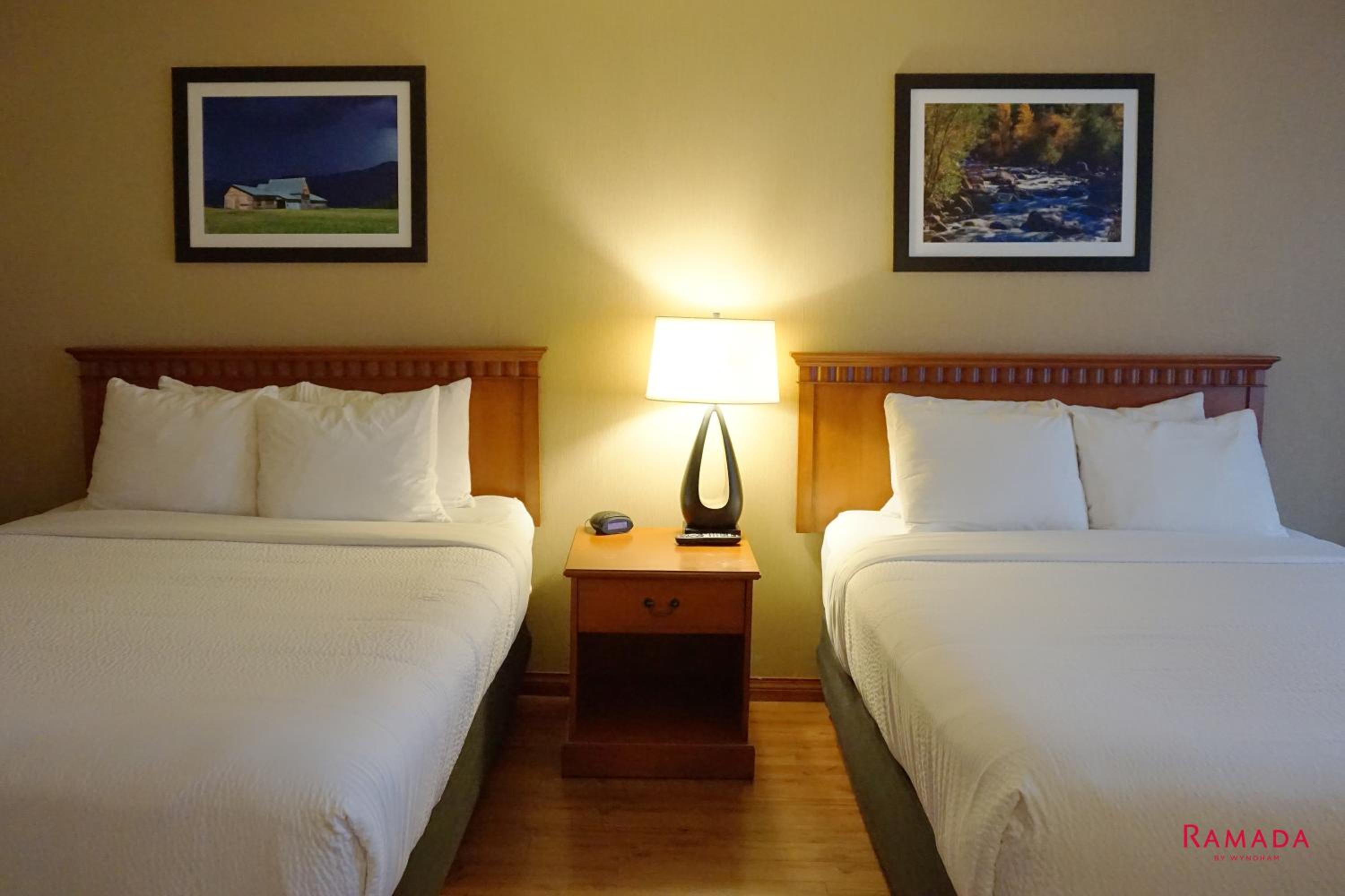 Queen Room with Two Queen Beds - Pet Friendly/Non-Smoking - Photo 3