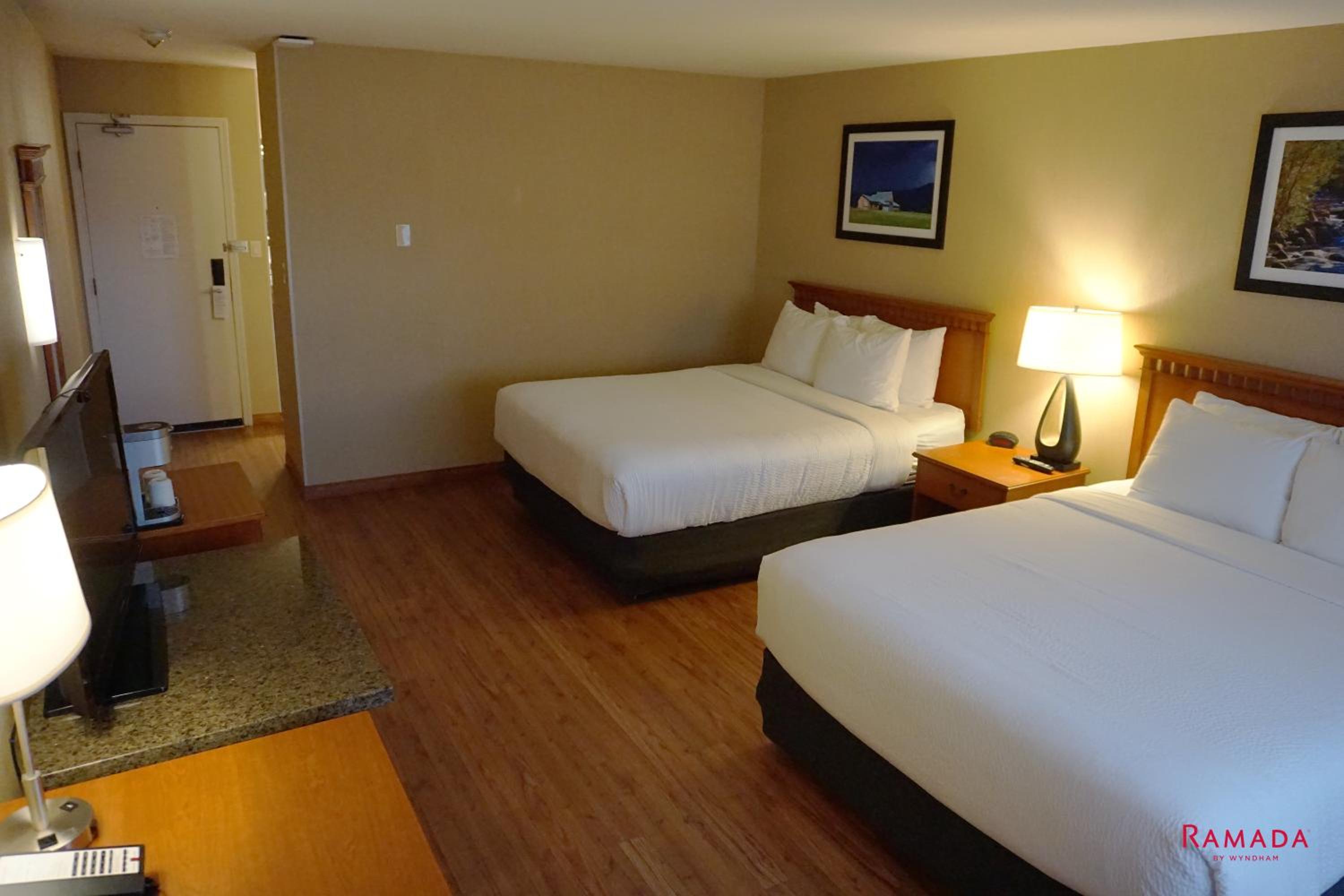 Queen Room with Two Queen Beds - Pet Friendly/Non-Smoking - Photo 4