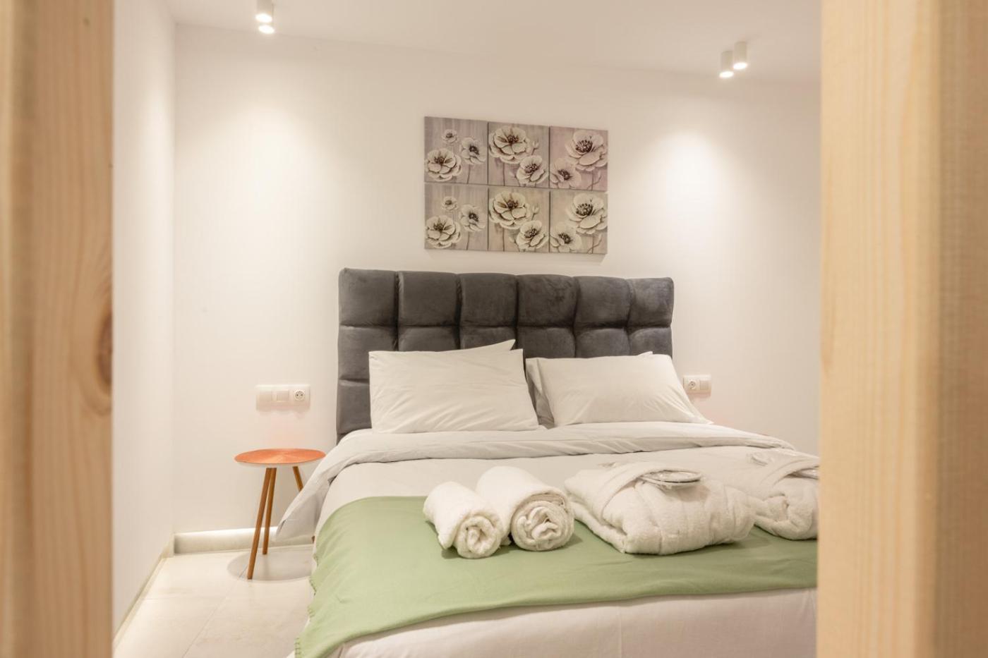 One-Bedroom Apartment photo 2
