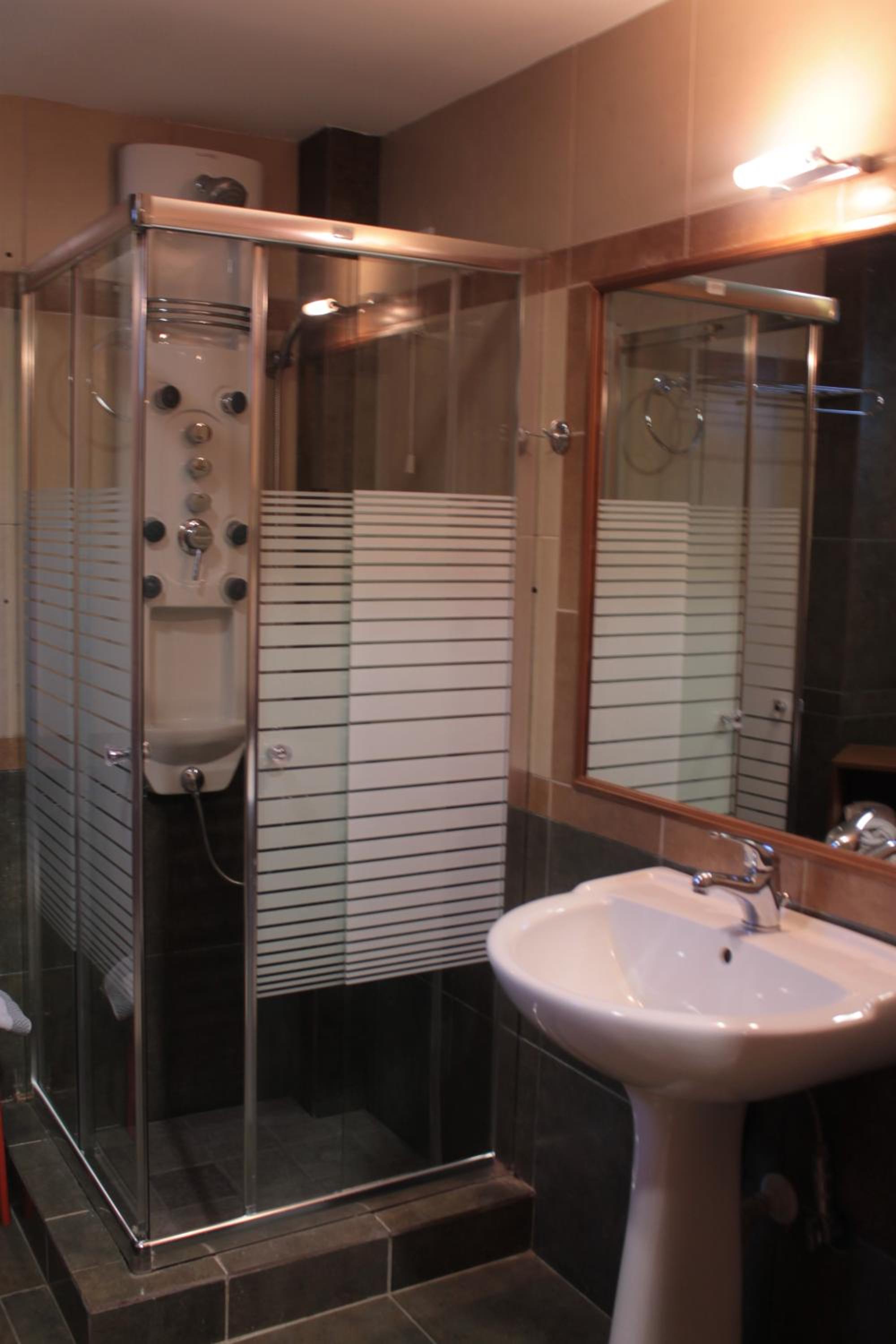 Standard Double or Twin Room - Photo 5