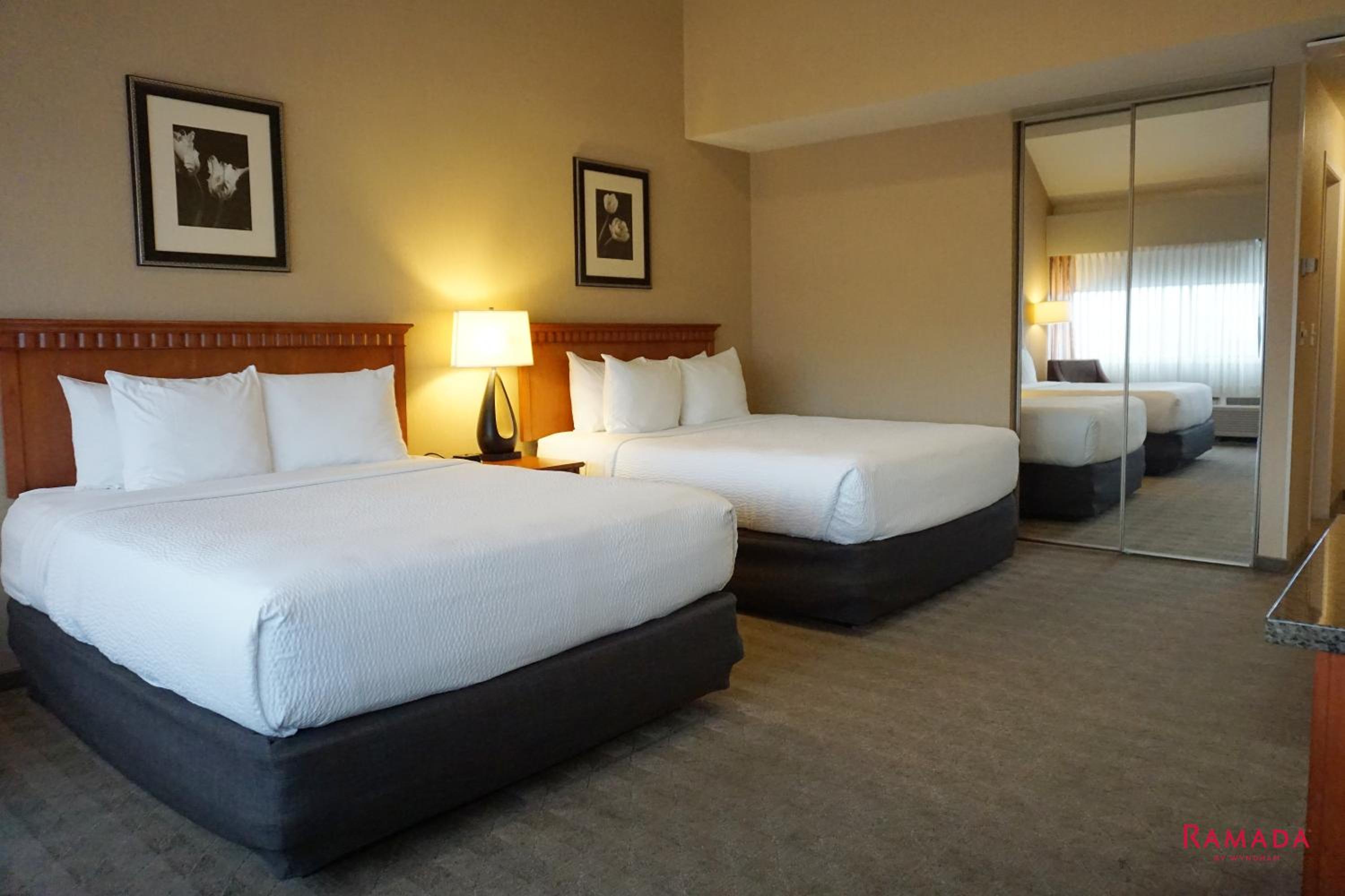 Business Queen Room with Two Queen Beds - Non-Smoking - Photo 1