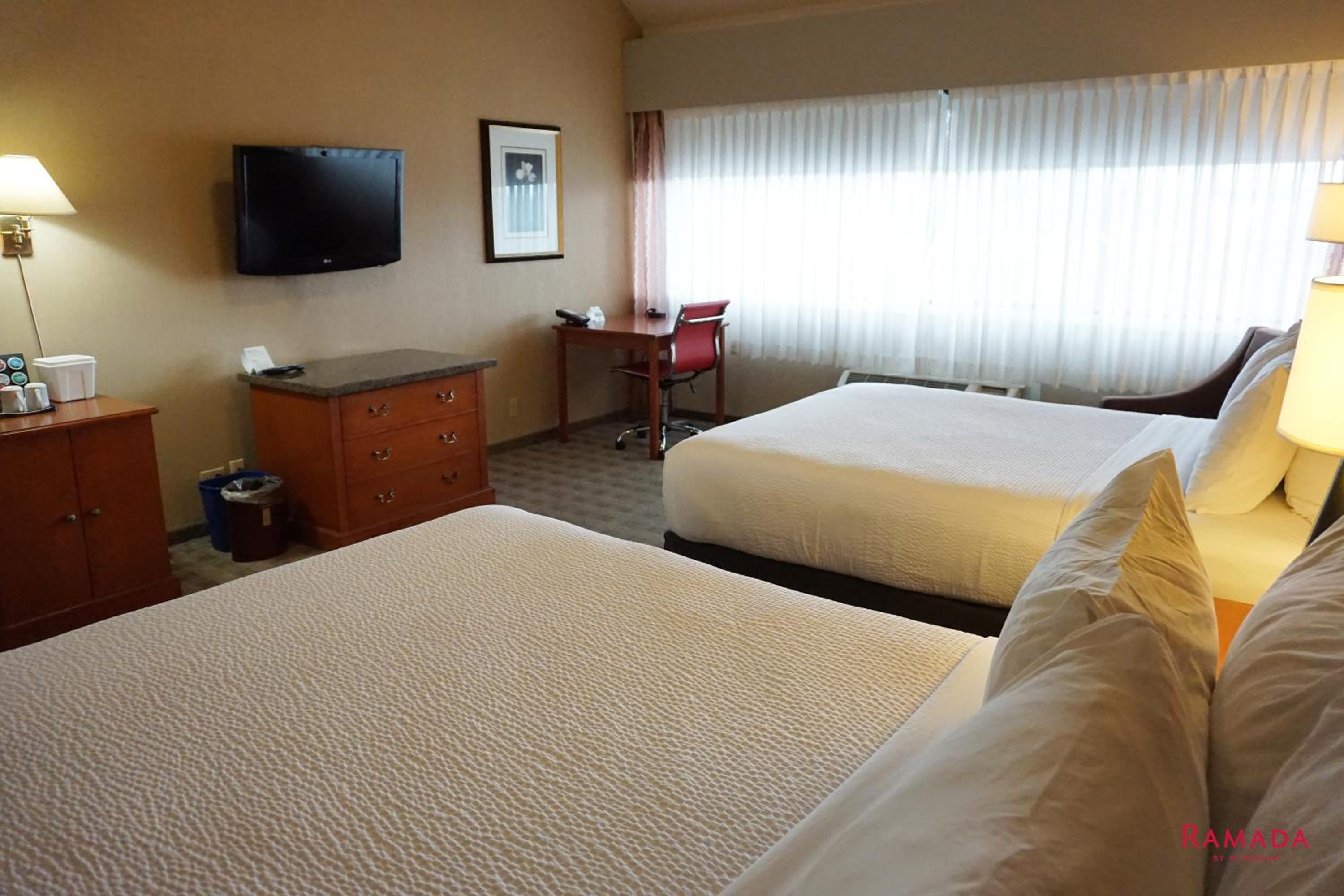 Business Queen Room with Two Queen Beds - Non-Smoking - Photo 2