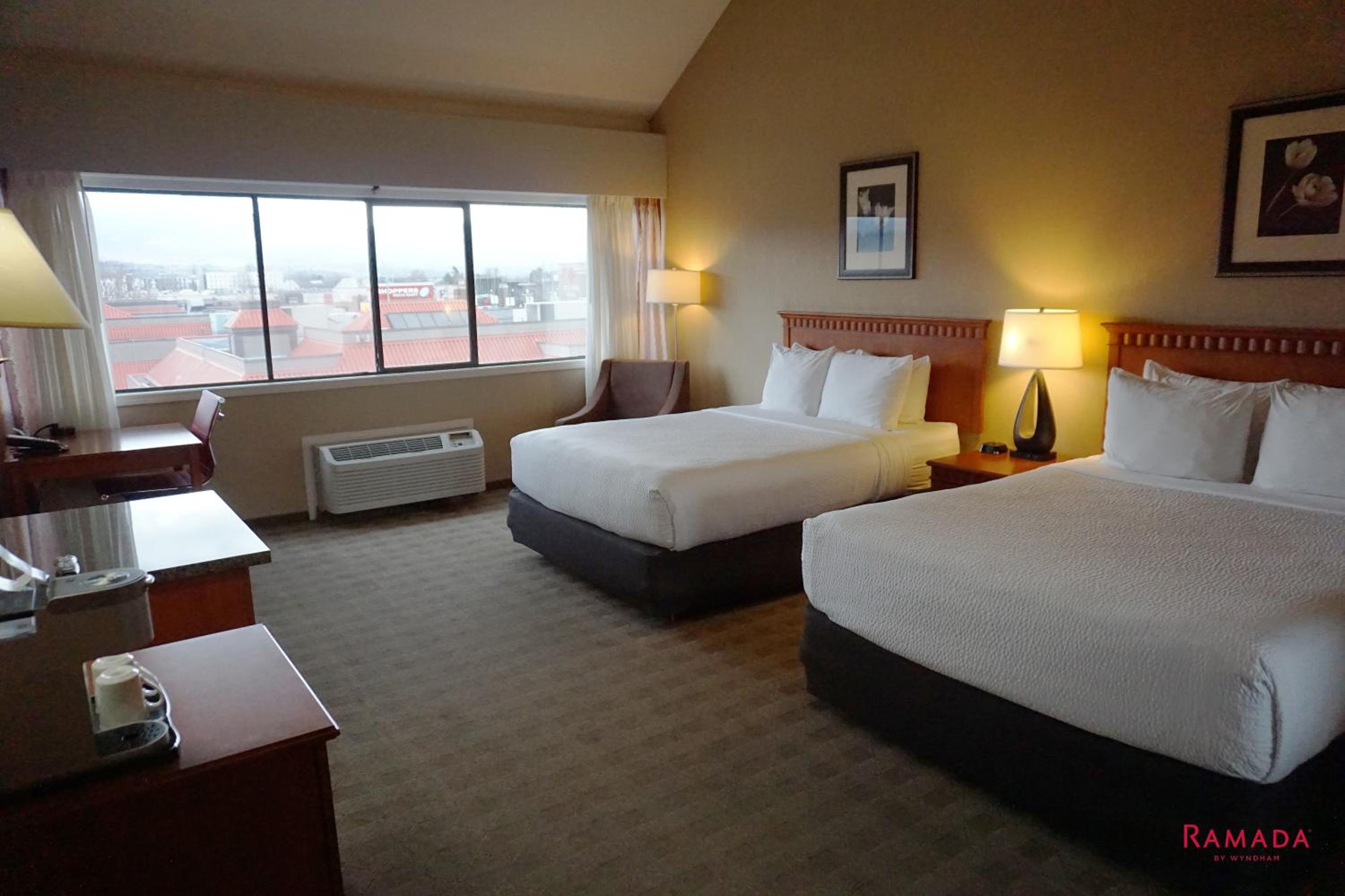 Business Queen Room with Two Queen Beds - Non-Smoking - Photo 4