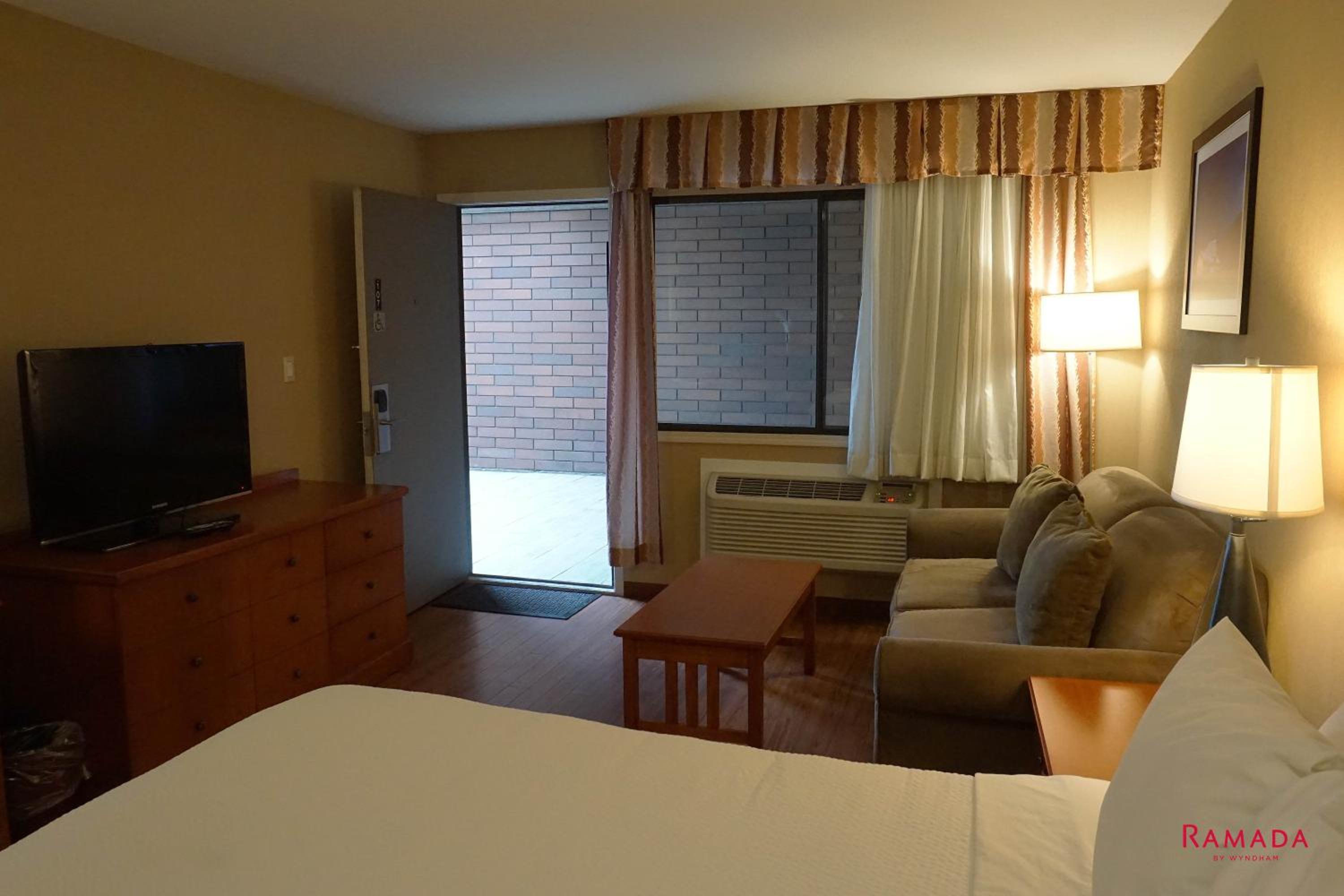 Queen Room with Bath Tub - Mobility Accessible/Non-Smoking - Photo 4