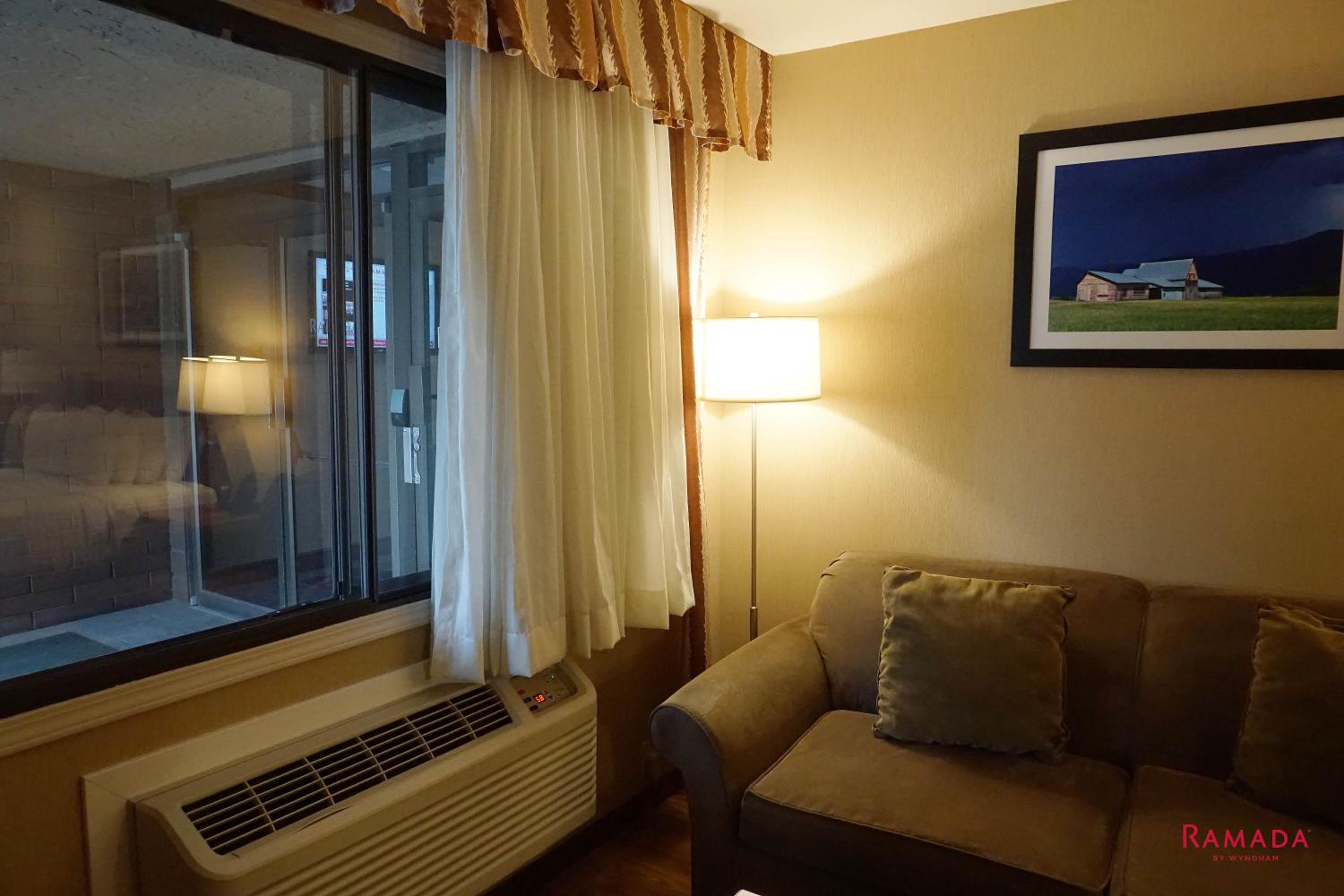 Queen Room with Bath Tub - Mobility Accessible/Non-Smoking - Photo 3