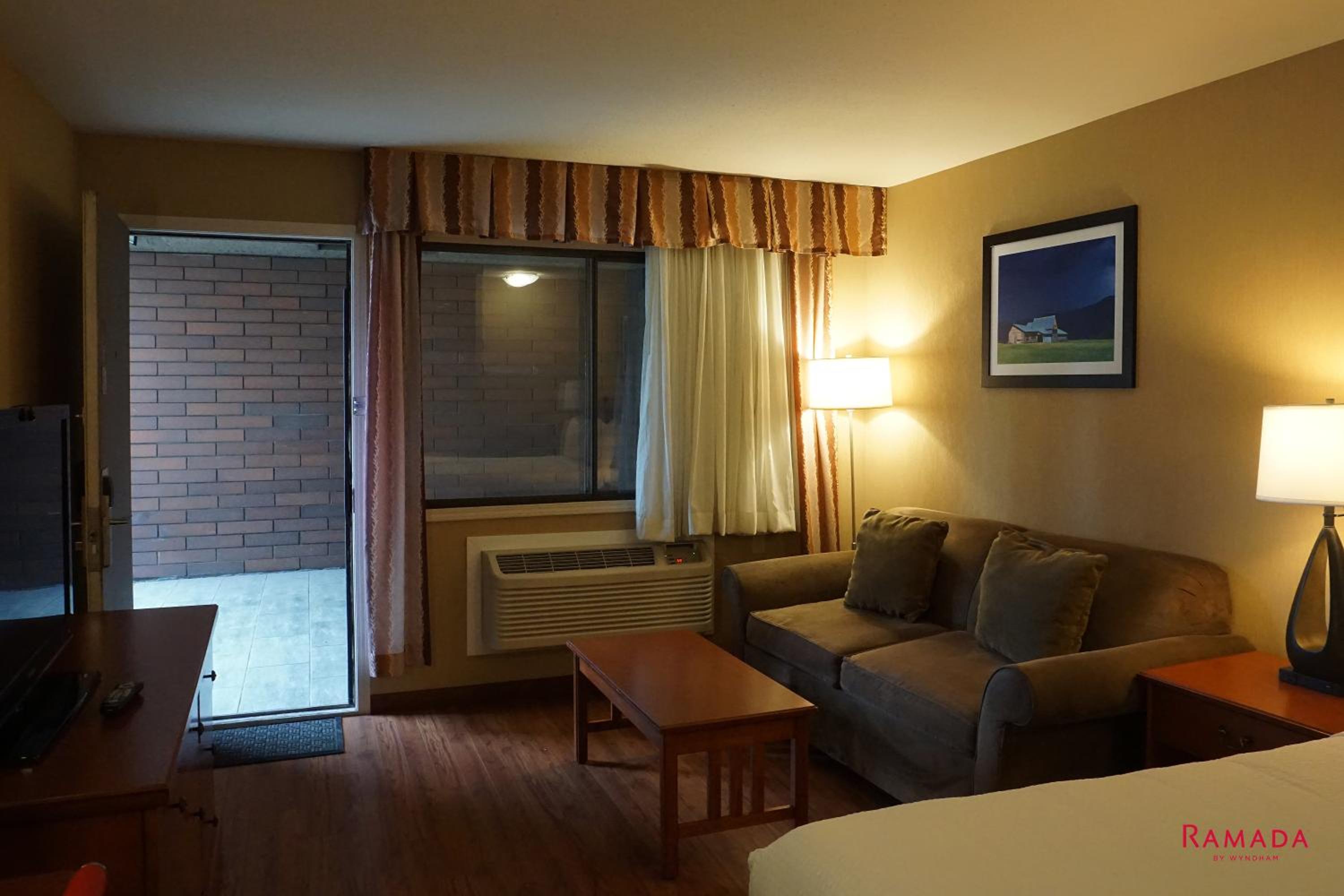 Queen Room with Bath Tub - Mobility Accessible/Non-Smoking - Photo 6