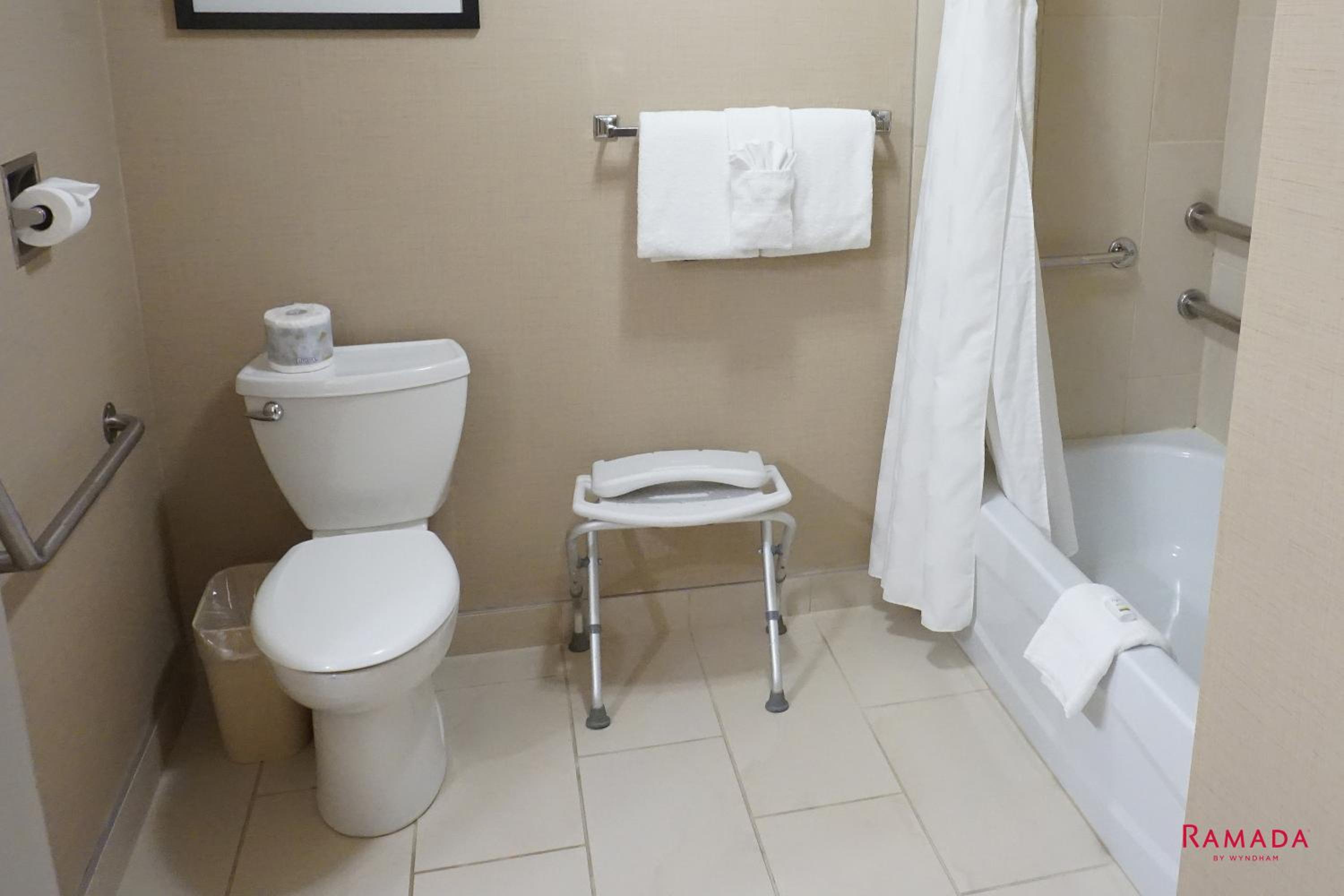 Queen Room with Bath Tub - Mobility Accessible/Non-Smoking - Photo 8