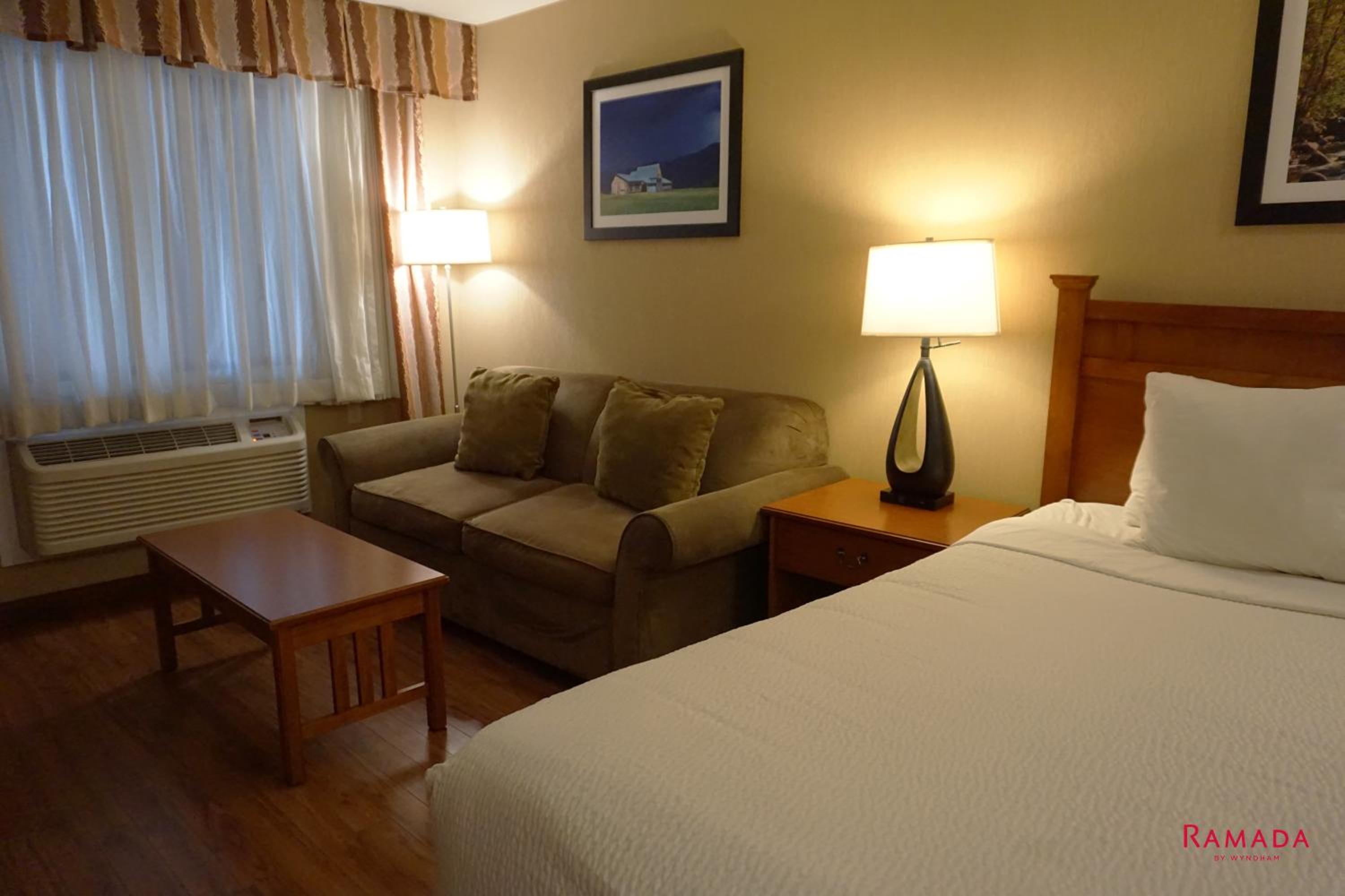 Queen Room with Bath Tub - Mobility Accessible/Non-Smoking - Photo 7