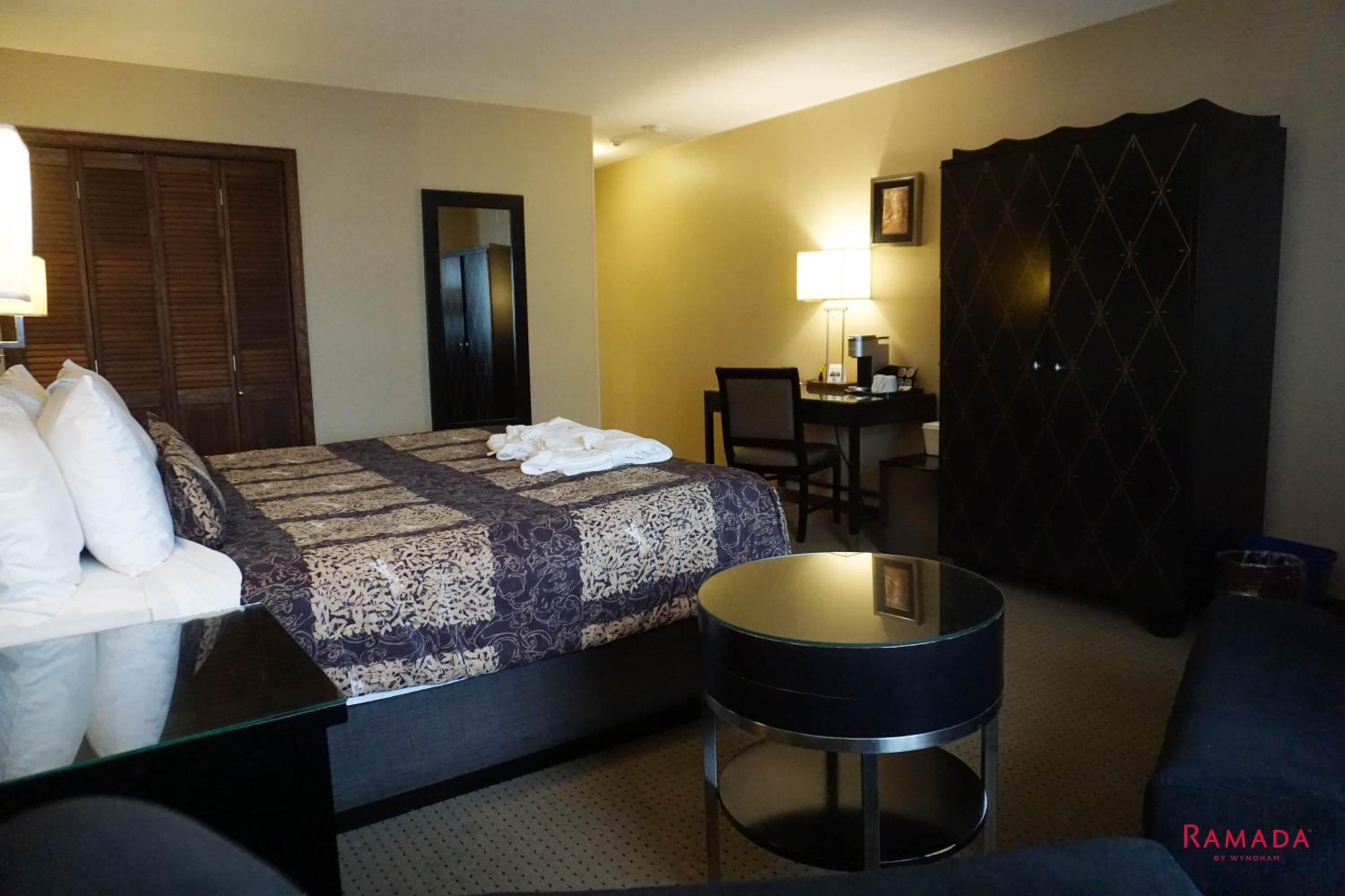 New York Studio King Suite - Non-Smoking - Photo 3