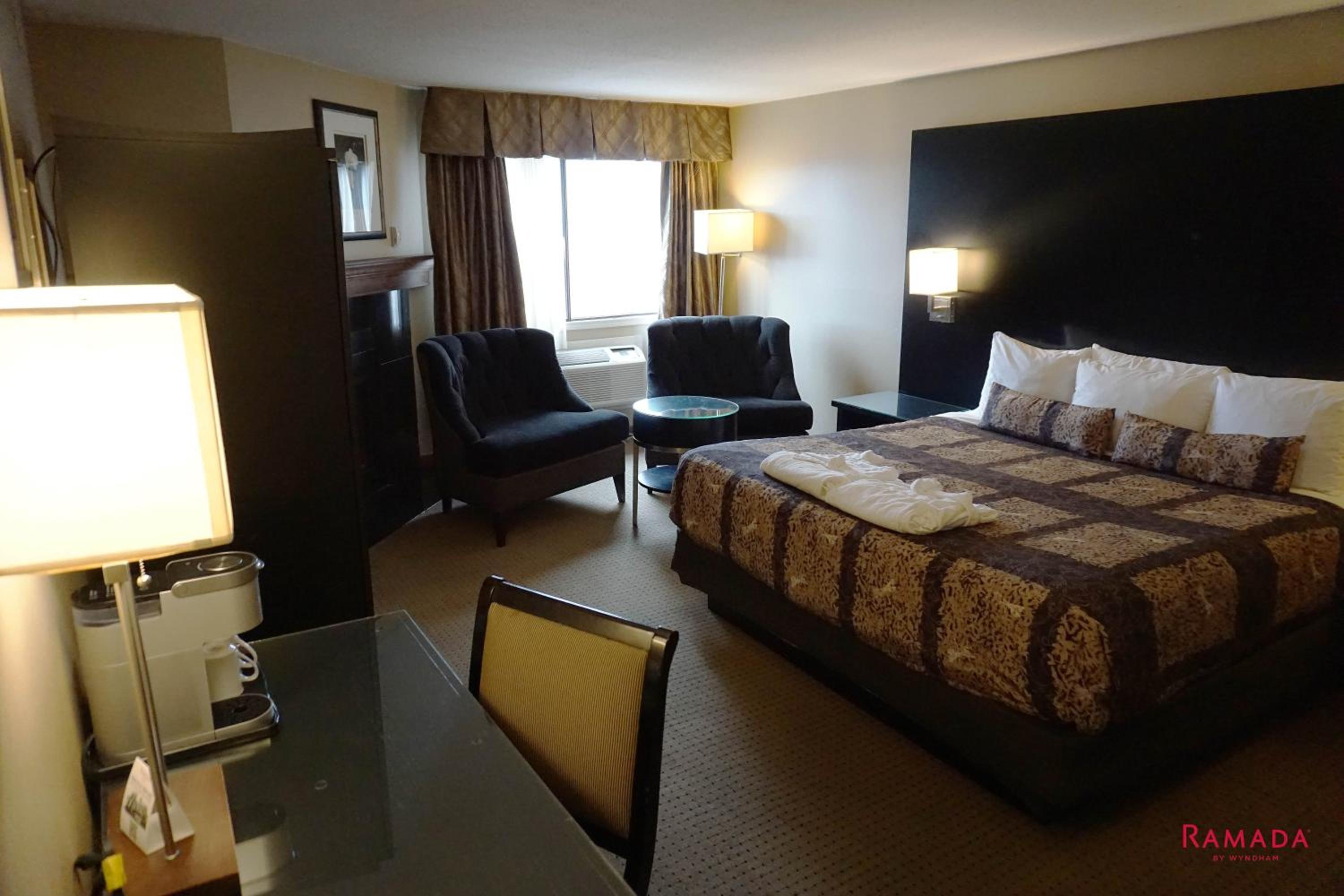 New York Studio King Suite - Non-Smoking - Photo 6
