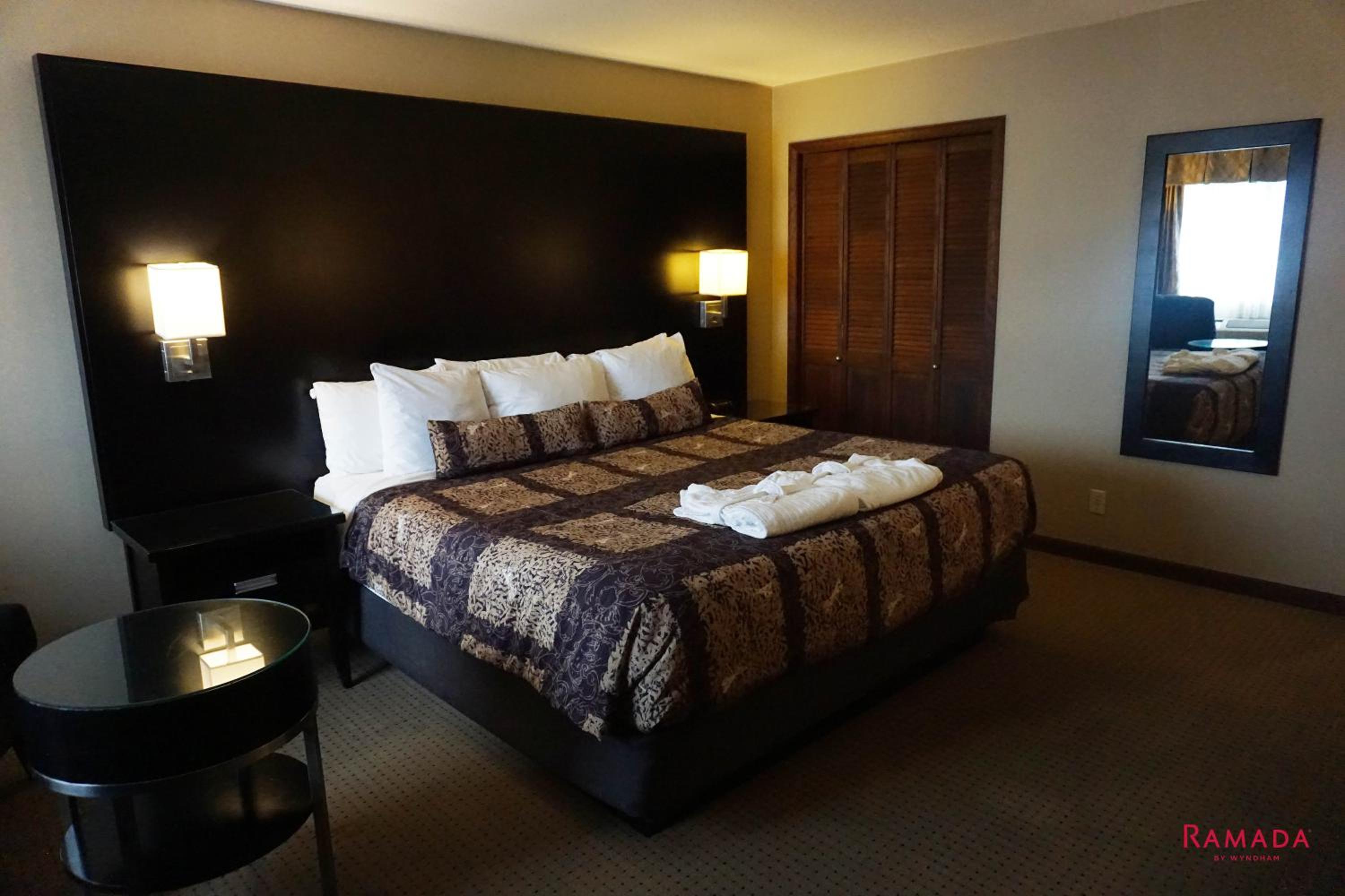 New York Studio King Suite - Non-Smoking - Photo 4