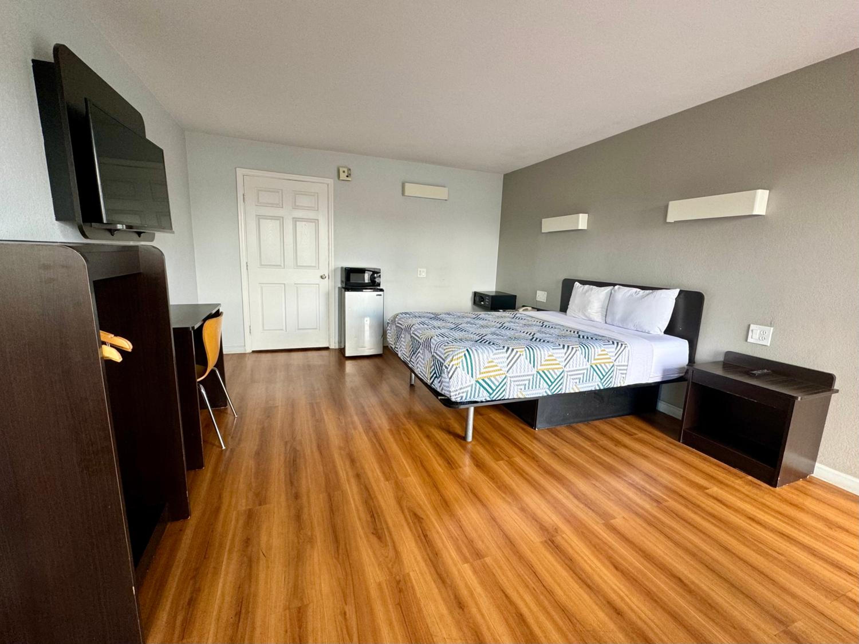 Queen Room - Disability Access - Non-Smoking - Photo 5