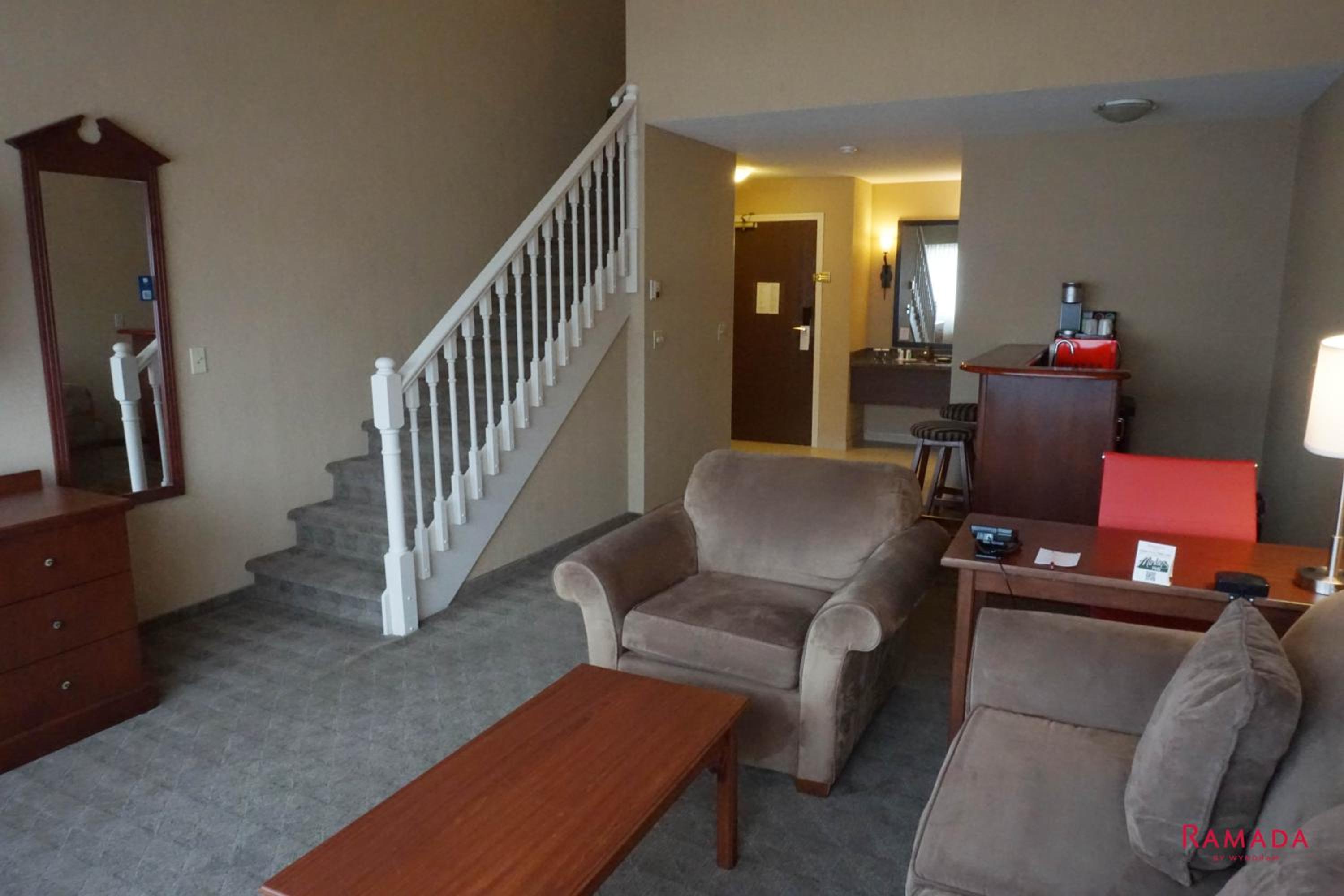 Deluxe King Loft Suite - Non-Smoking