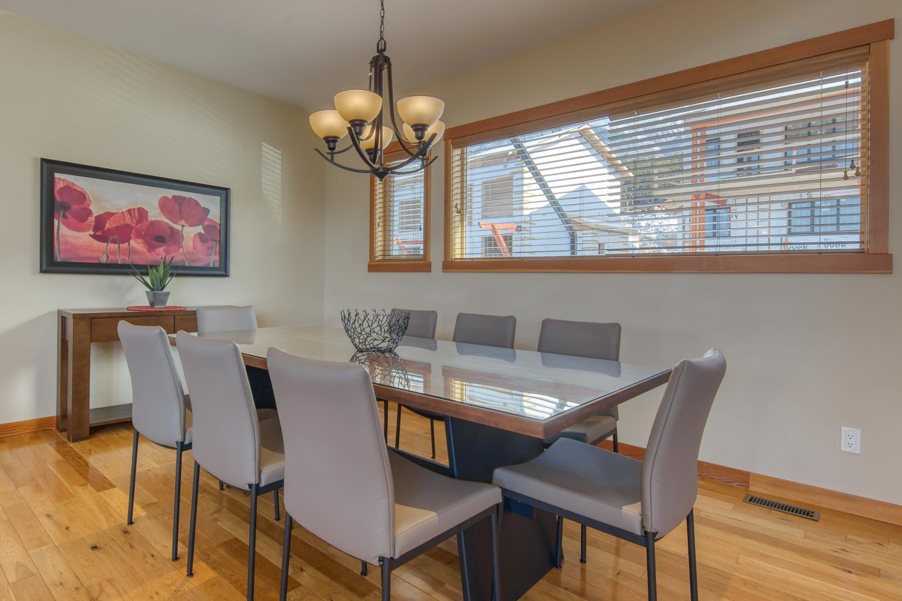 Premier Three-Bedroom Apartment - Pet Friendly photo 2