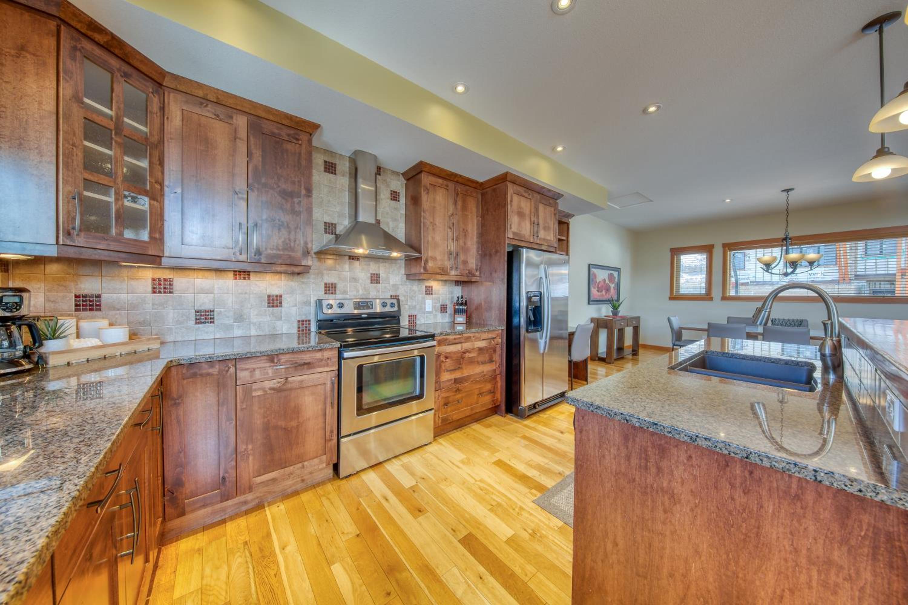 Premier Three-Bedroom Apartment - Pet Friendly photo 1