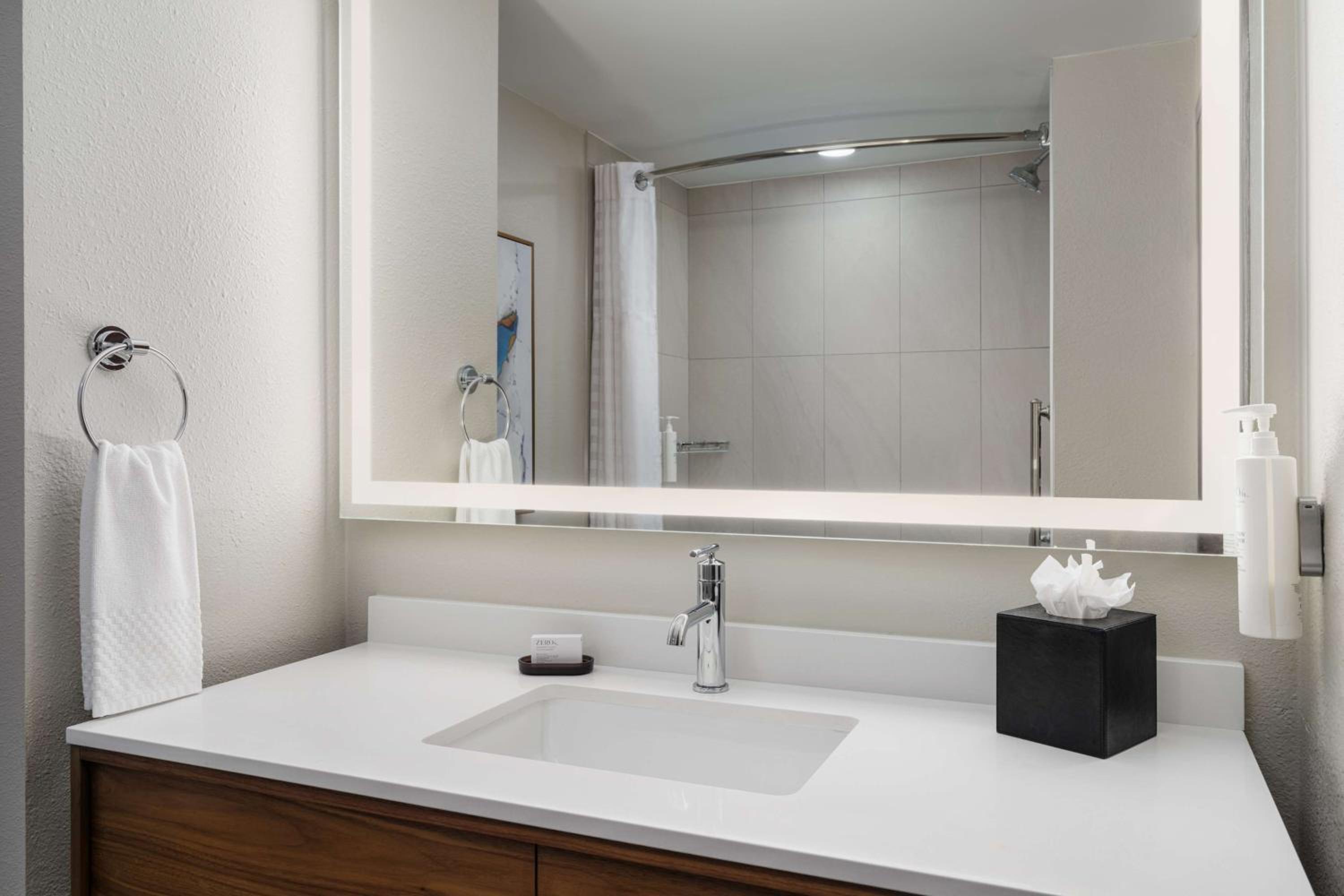 Two-Room Queen Suite with Two Queen Beds - Photo 11