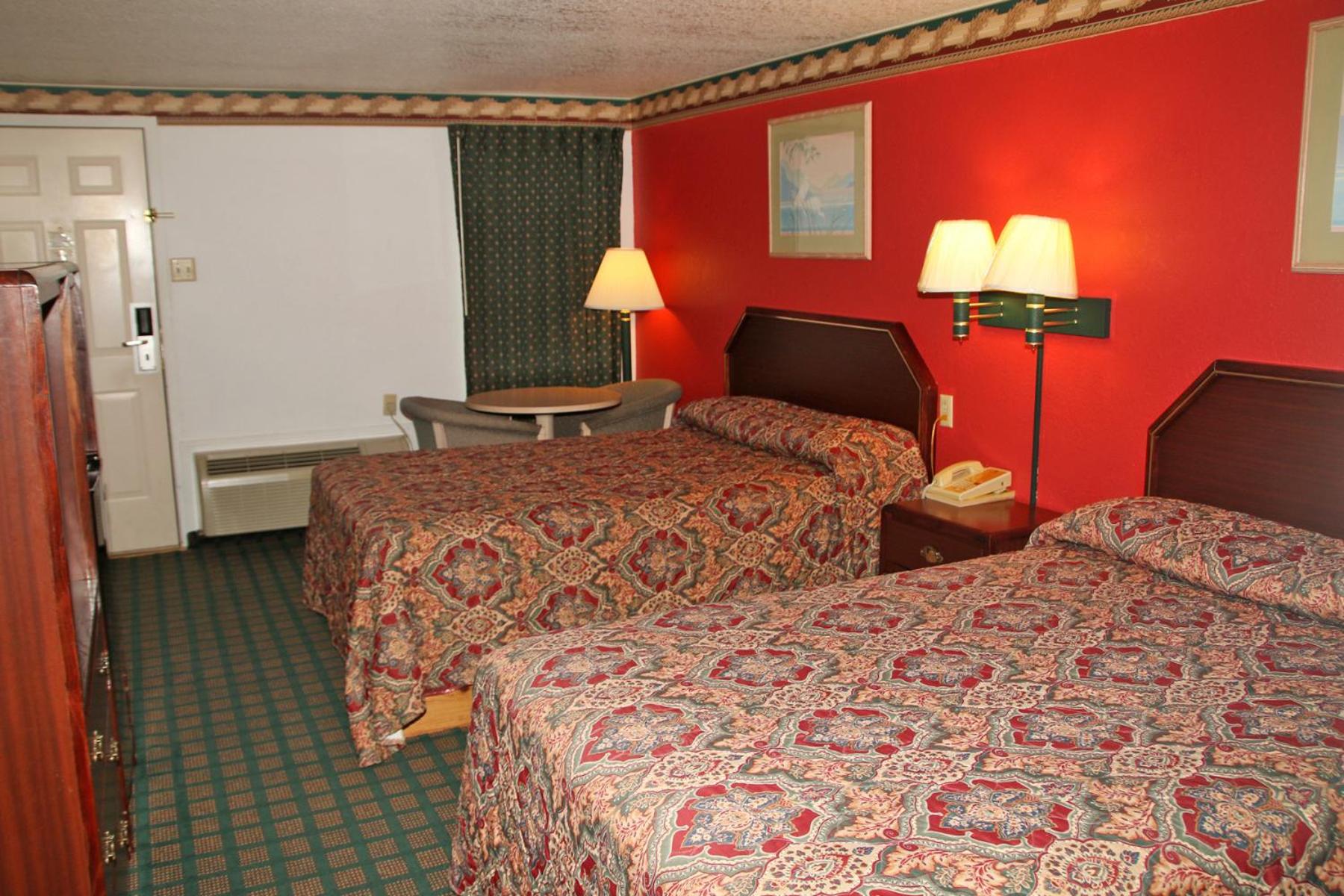 Standard Queen Room with Two Queen Beds photo 2