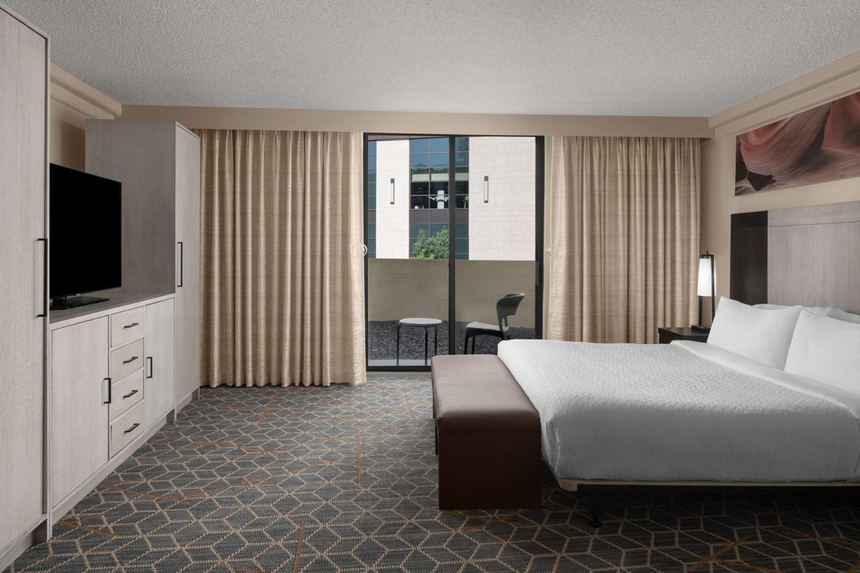 One-Bedroom King Suite with Mobility Accessible Tub - Photo 5