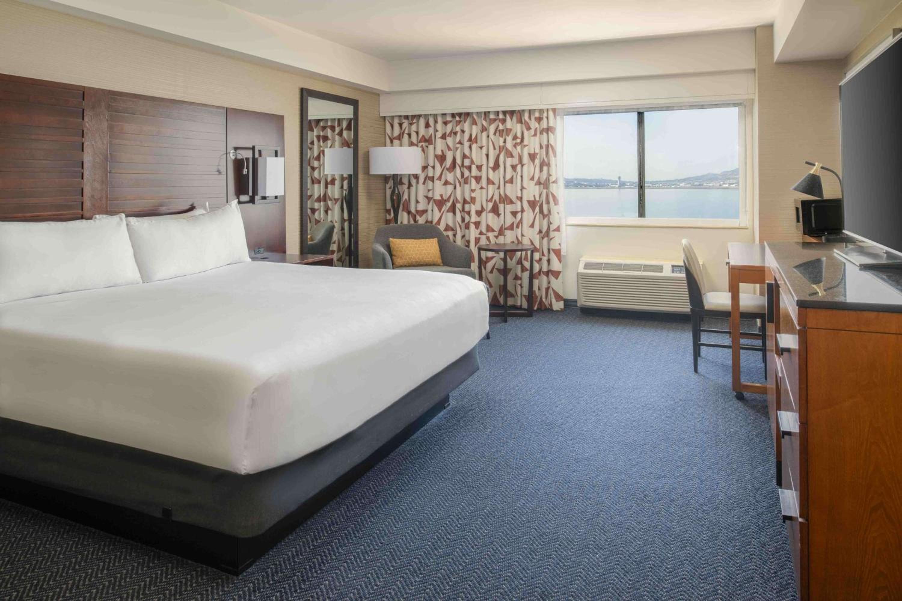 Deluxe King Room - Photo 3