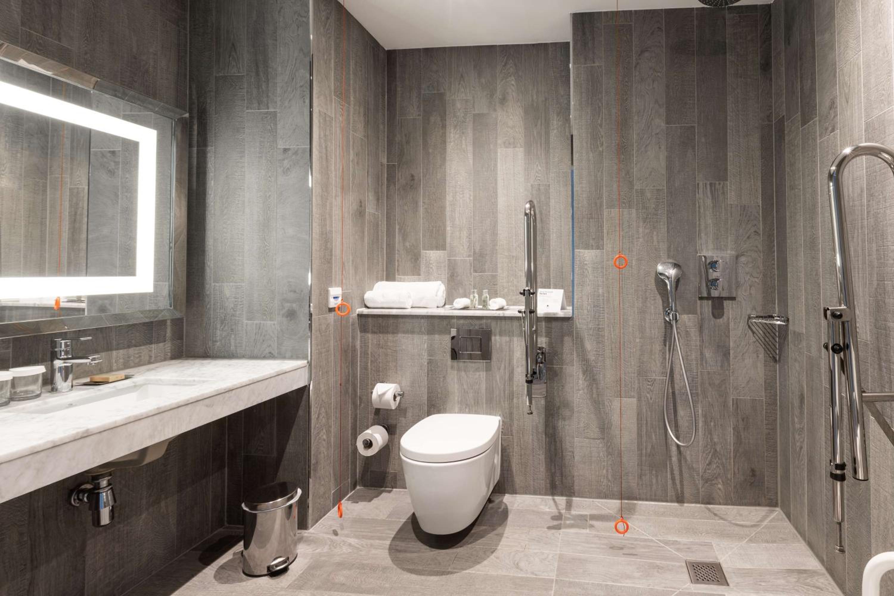Twin Room - Mobility Access - Photo 7