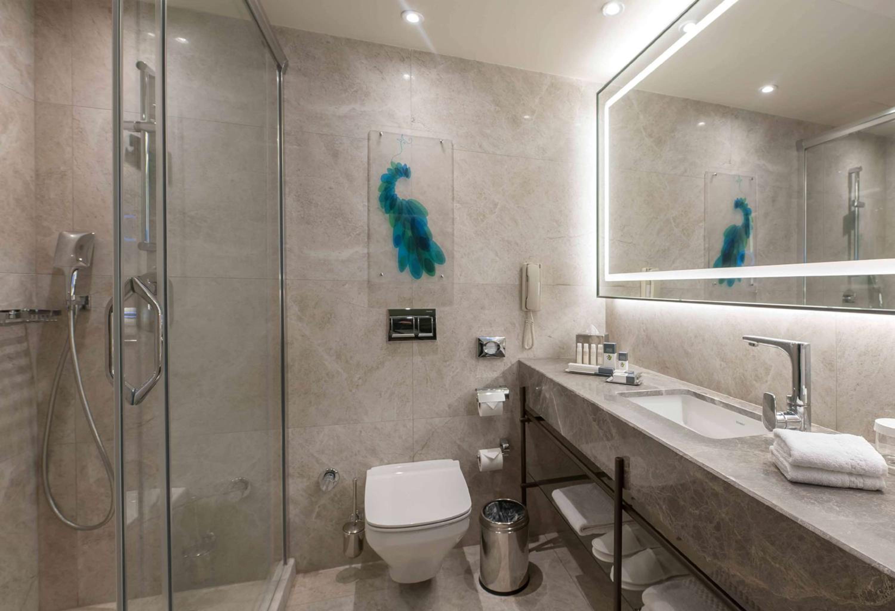 Deluxe Twin Room with Balcony thumbnail 5