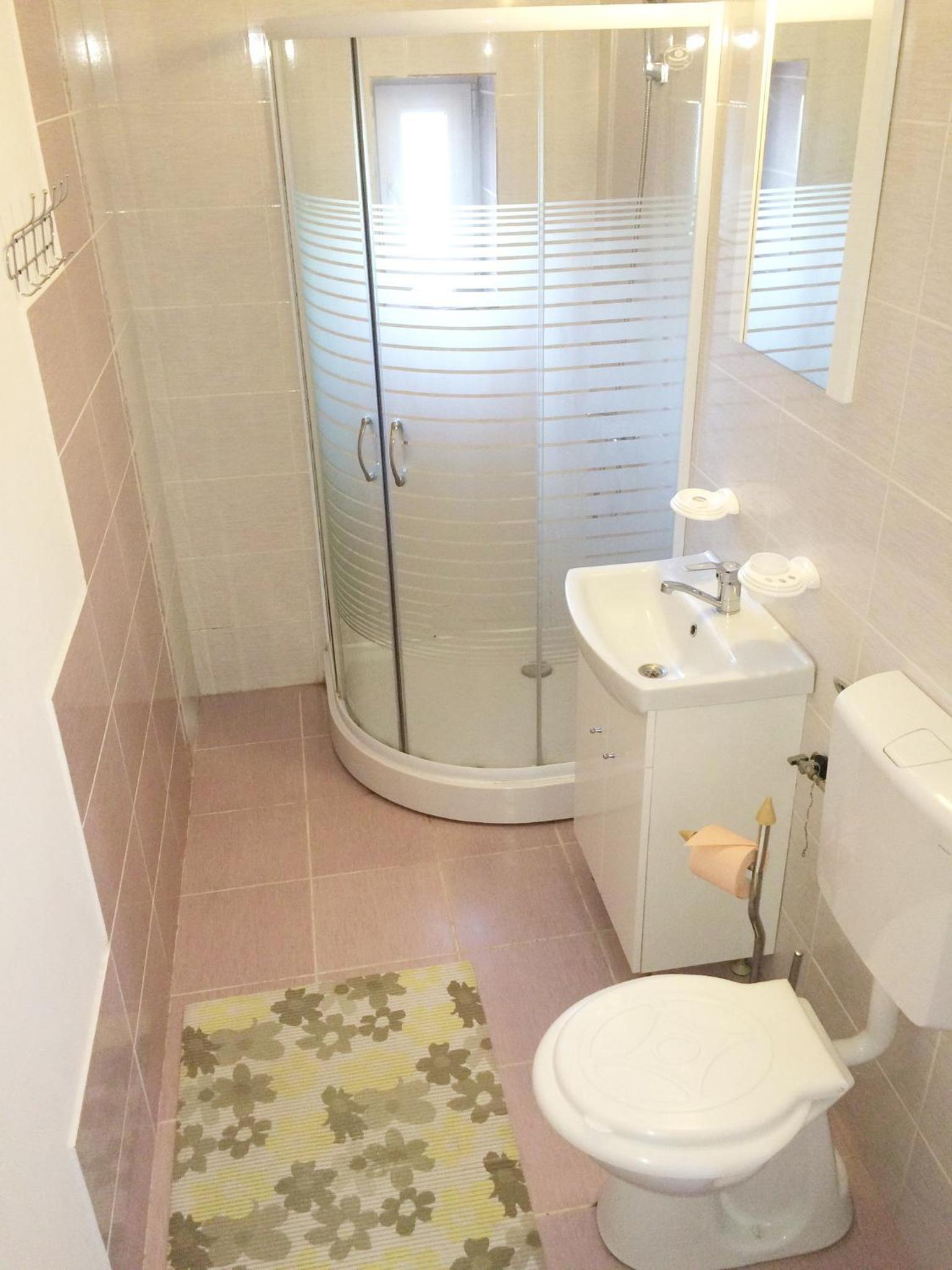 Triple Room with Private Bathroom - Photo 8
