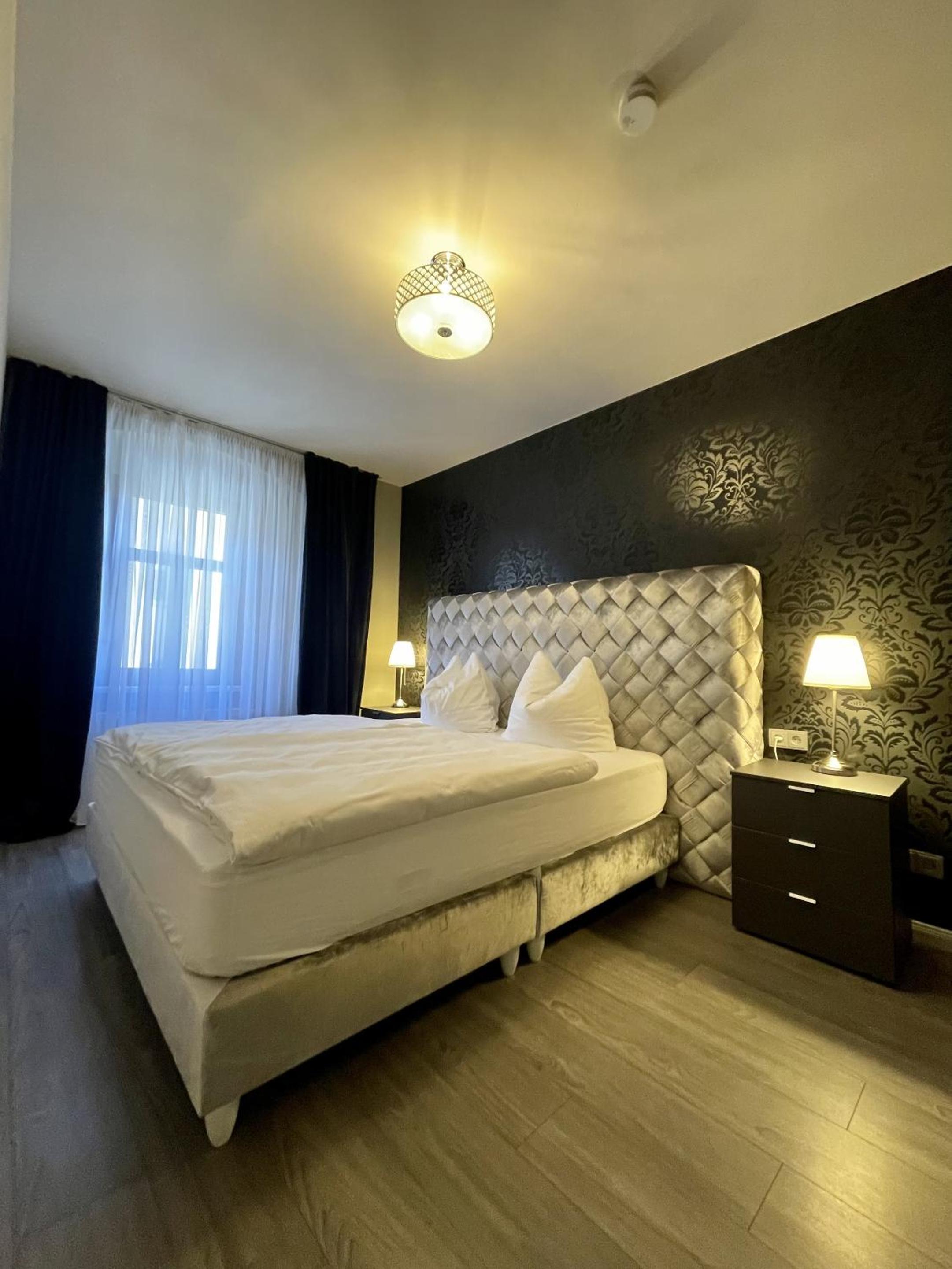 One-Bedroom Deluxe Apartment - Photo 2