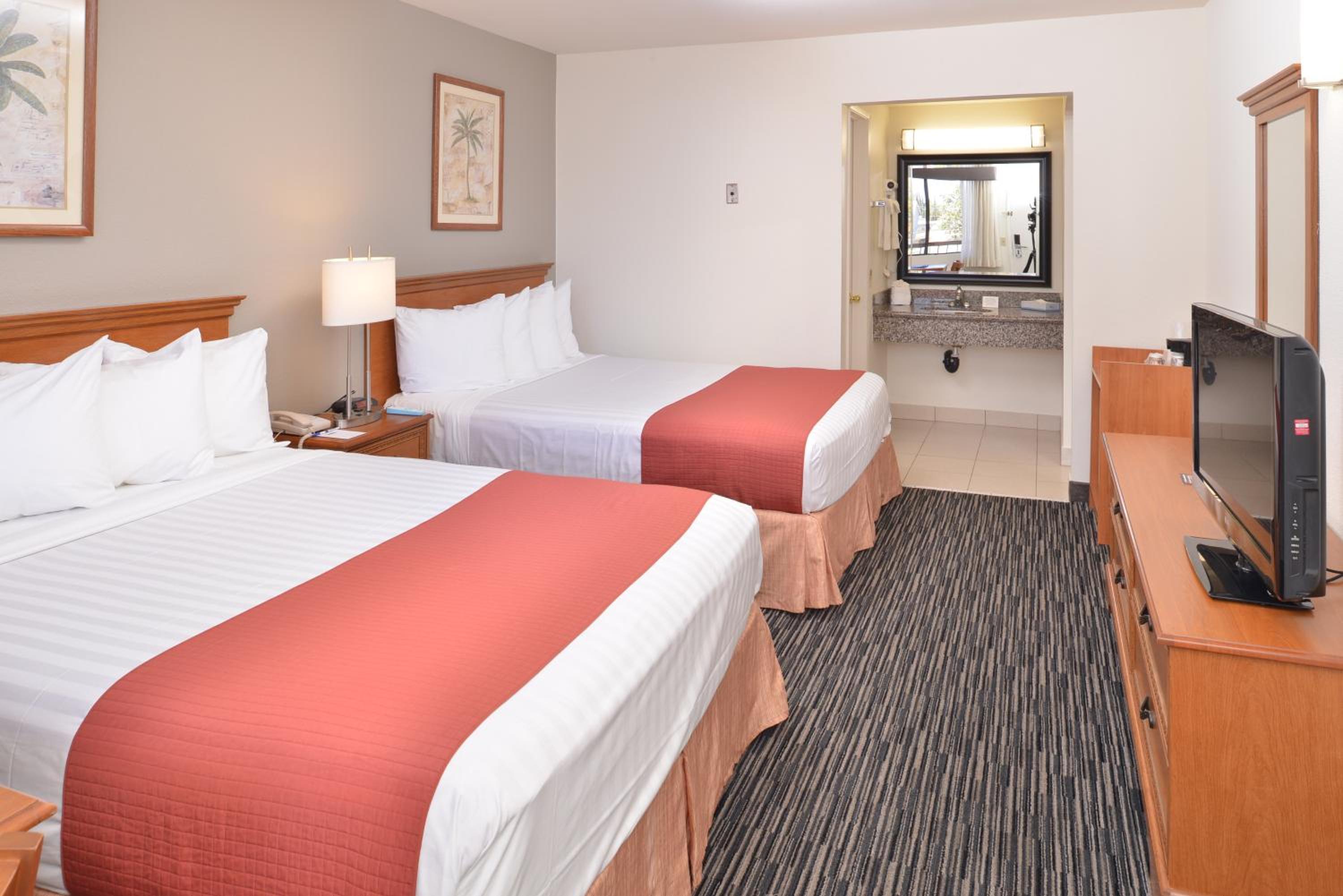 Queen Room with Two Queen Beds - Non-Smoking - Photo 2