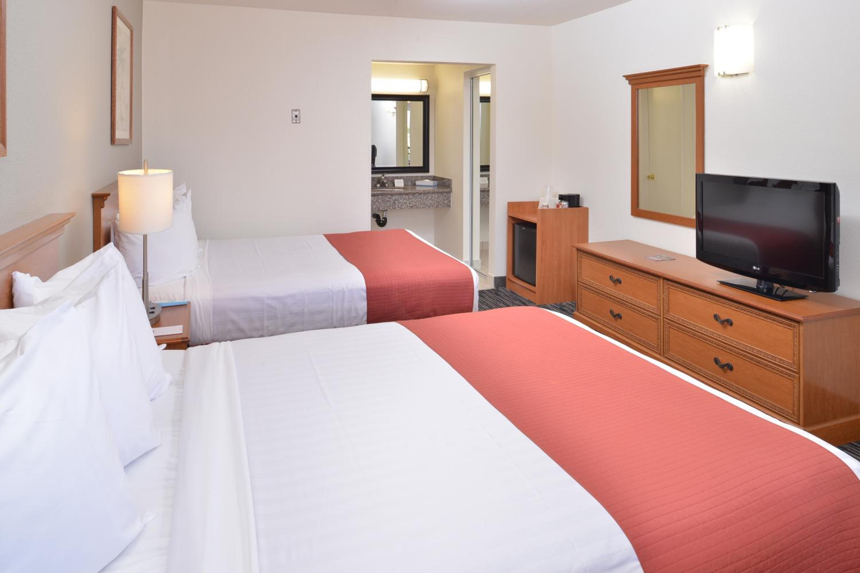 Queen Room with Two Queen Beds - Non-Smoking - Photo 1