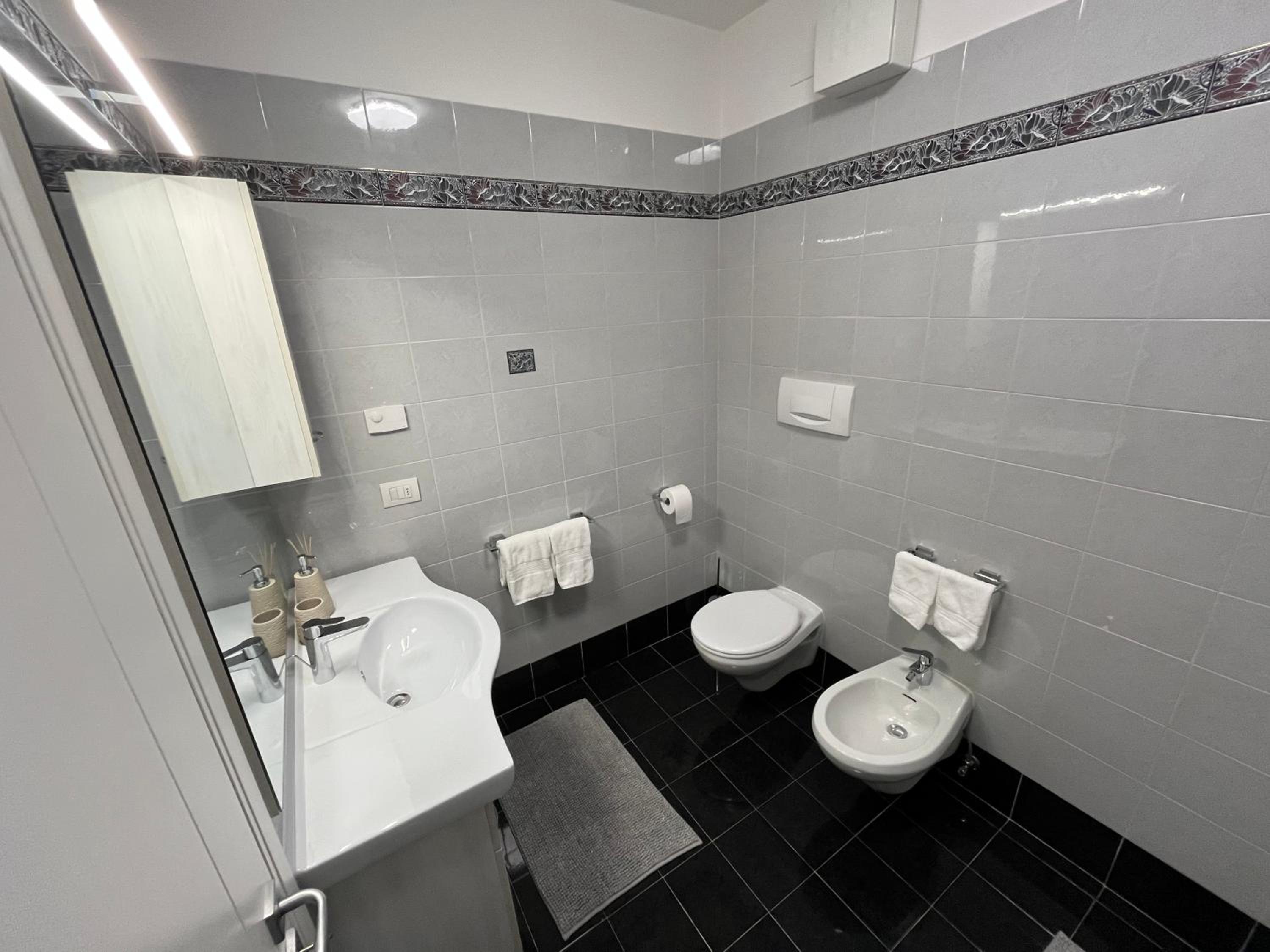 Double or Twin Room with Private Bathroom photo 2