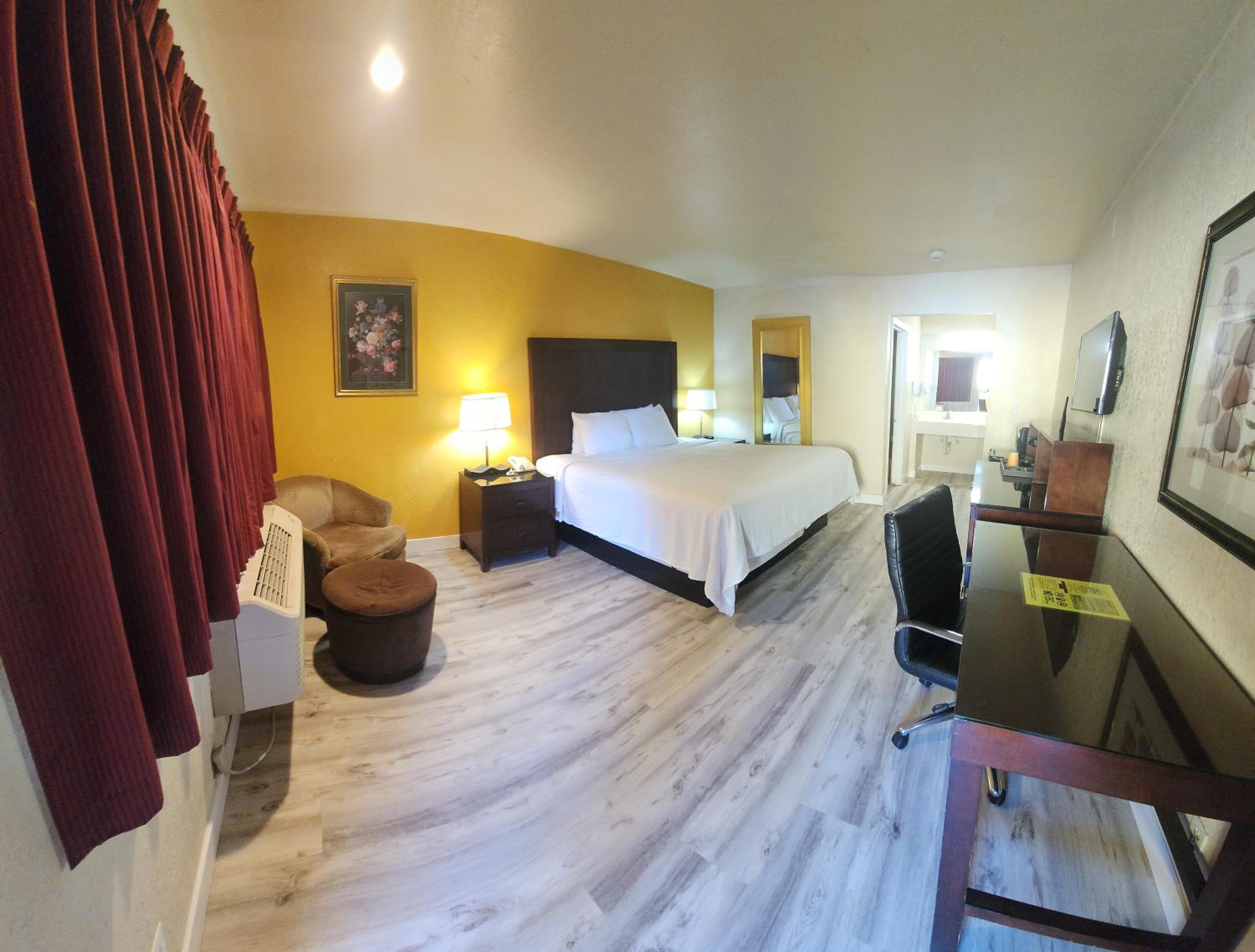 King Room - Non-Smoking - Photo 7