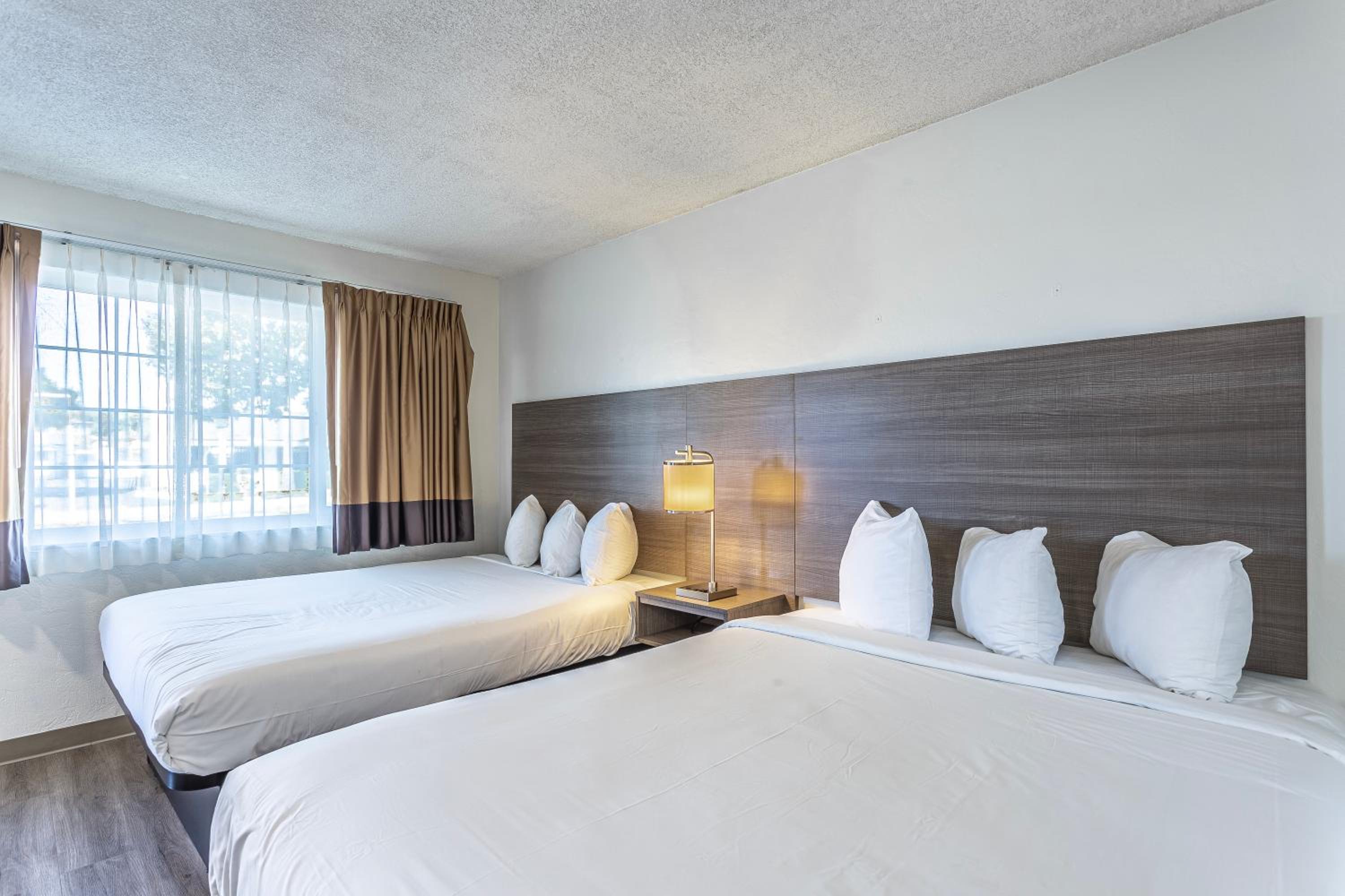 Queen Room with Two Queen Beds - Photo 7