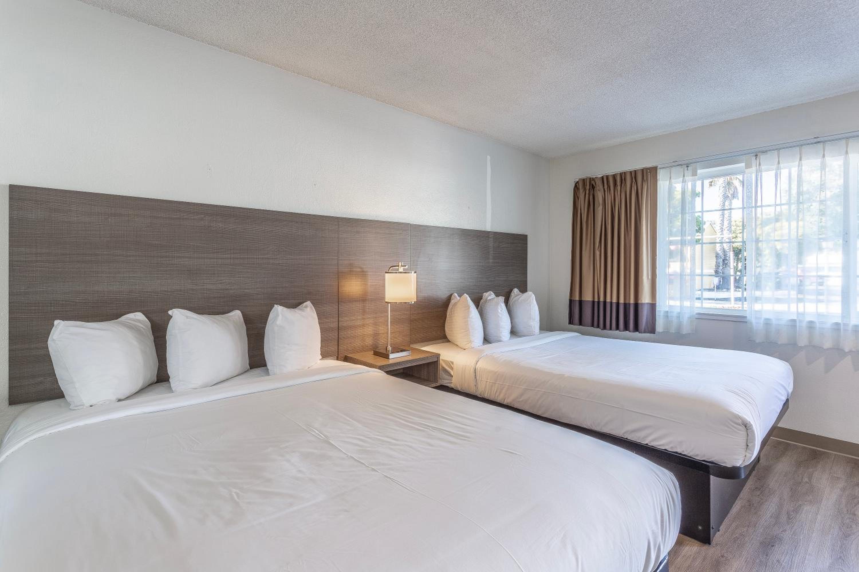 Queen Room with Two Queen Beds - Photo 2