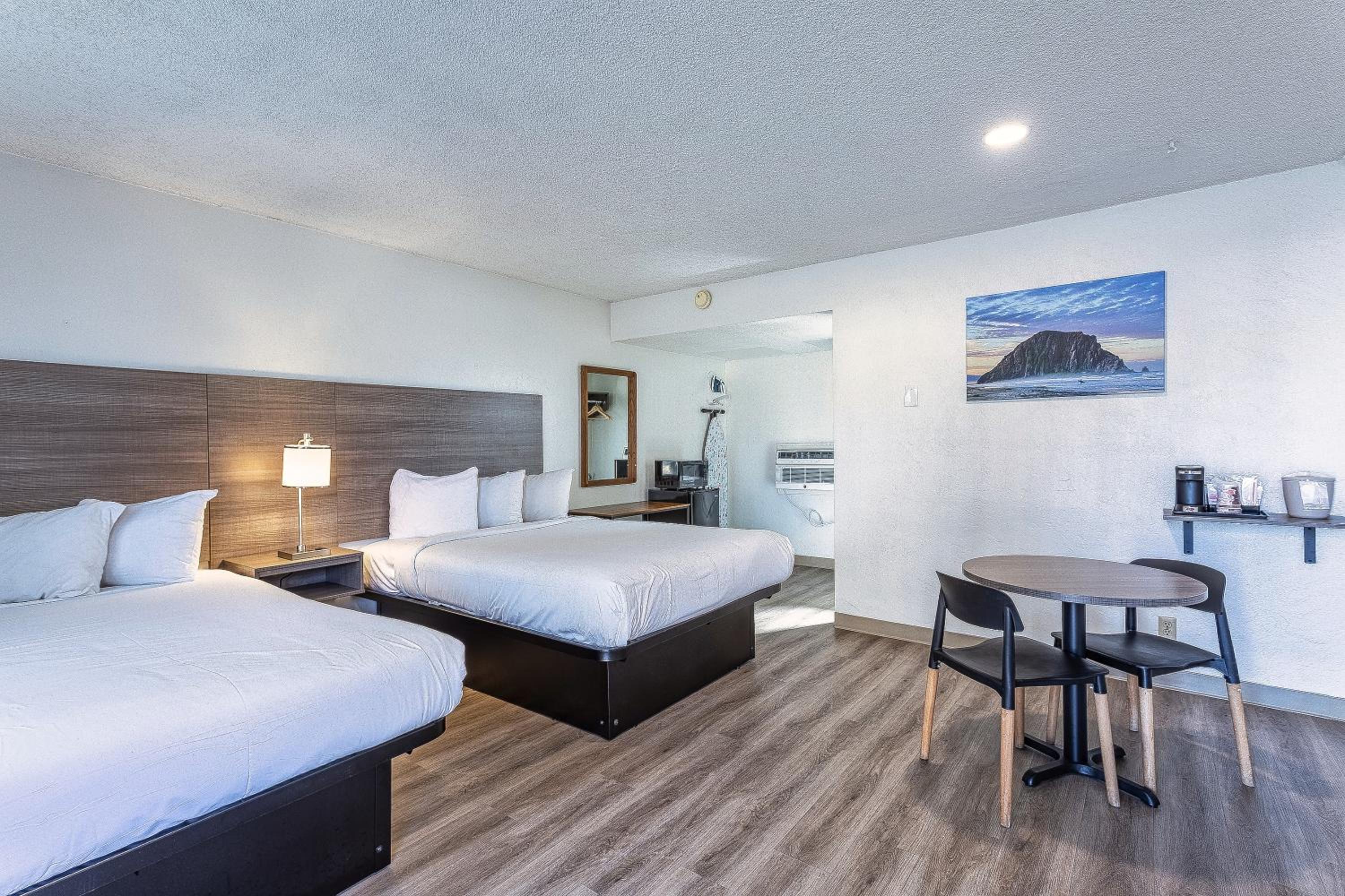 Queen Room with Two Queen Beds - Photo 4
