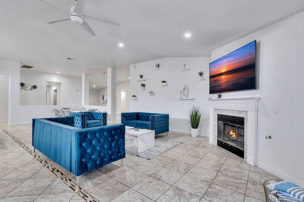 Six-Bedroom House photo 2