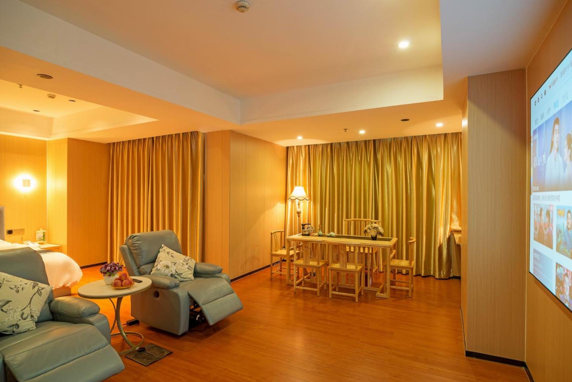 Queen Room photo 1