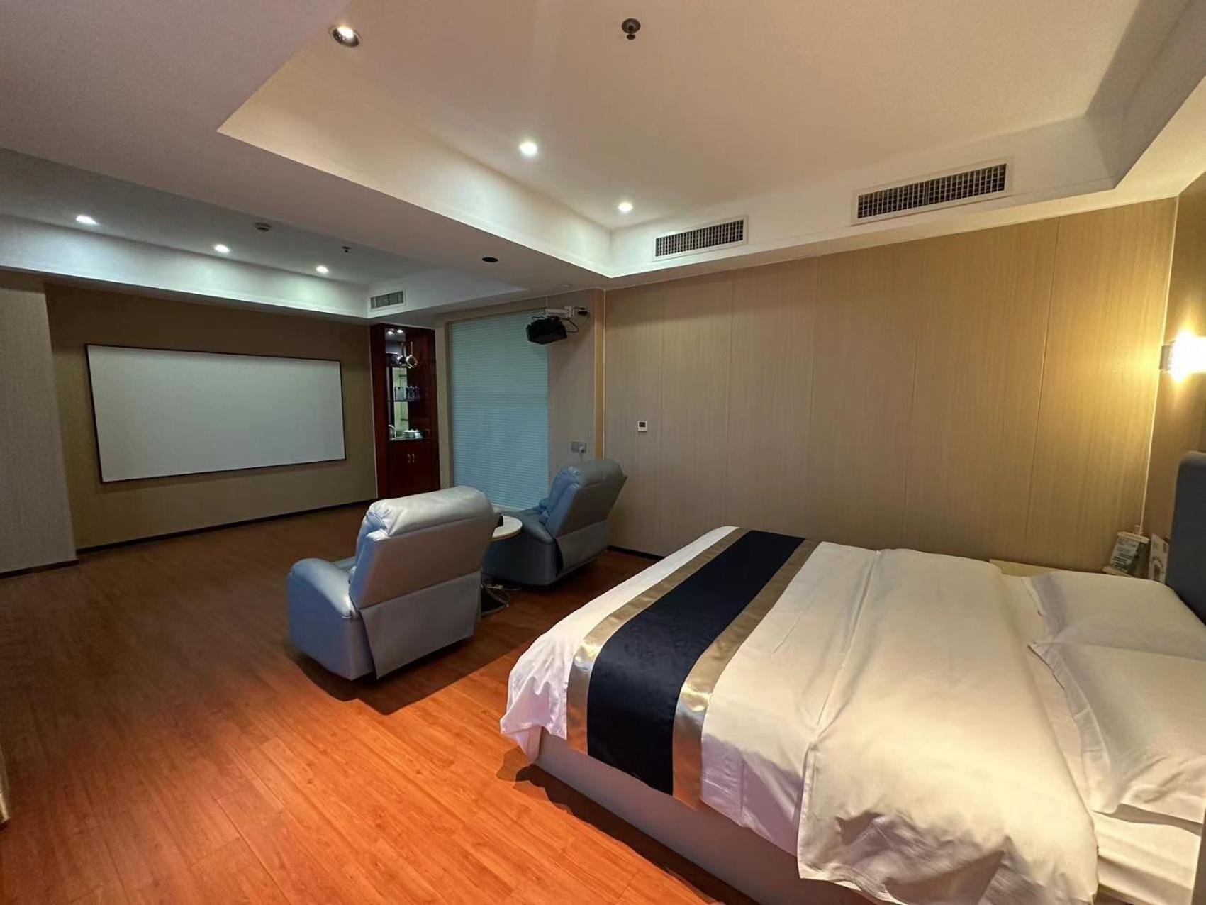 Queen Room photo 3