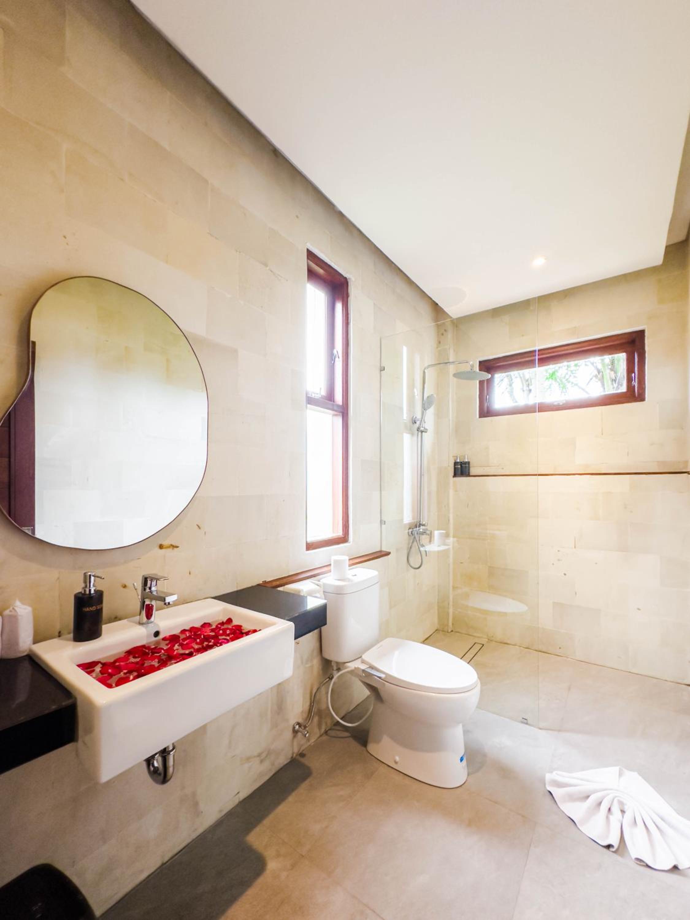 Suite with Pool View - Photo 8