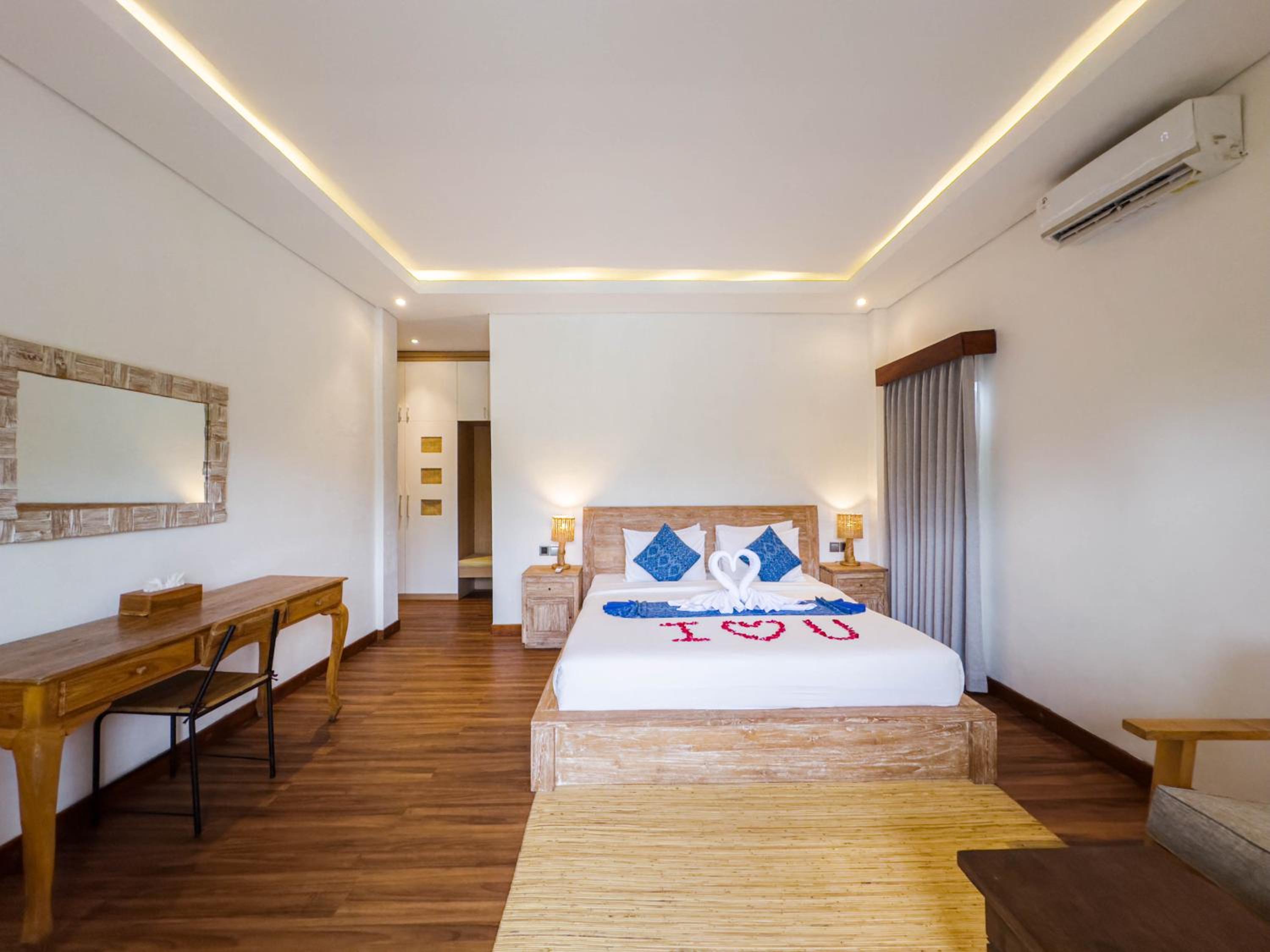 Suite with Pool View - Photo 7