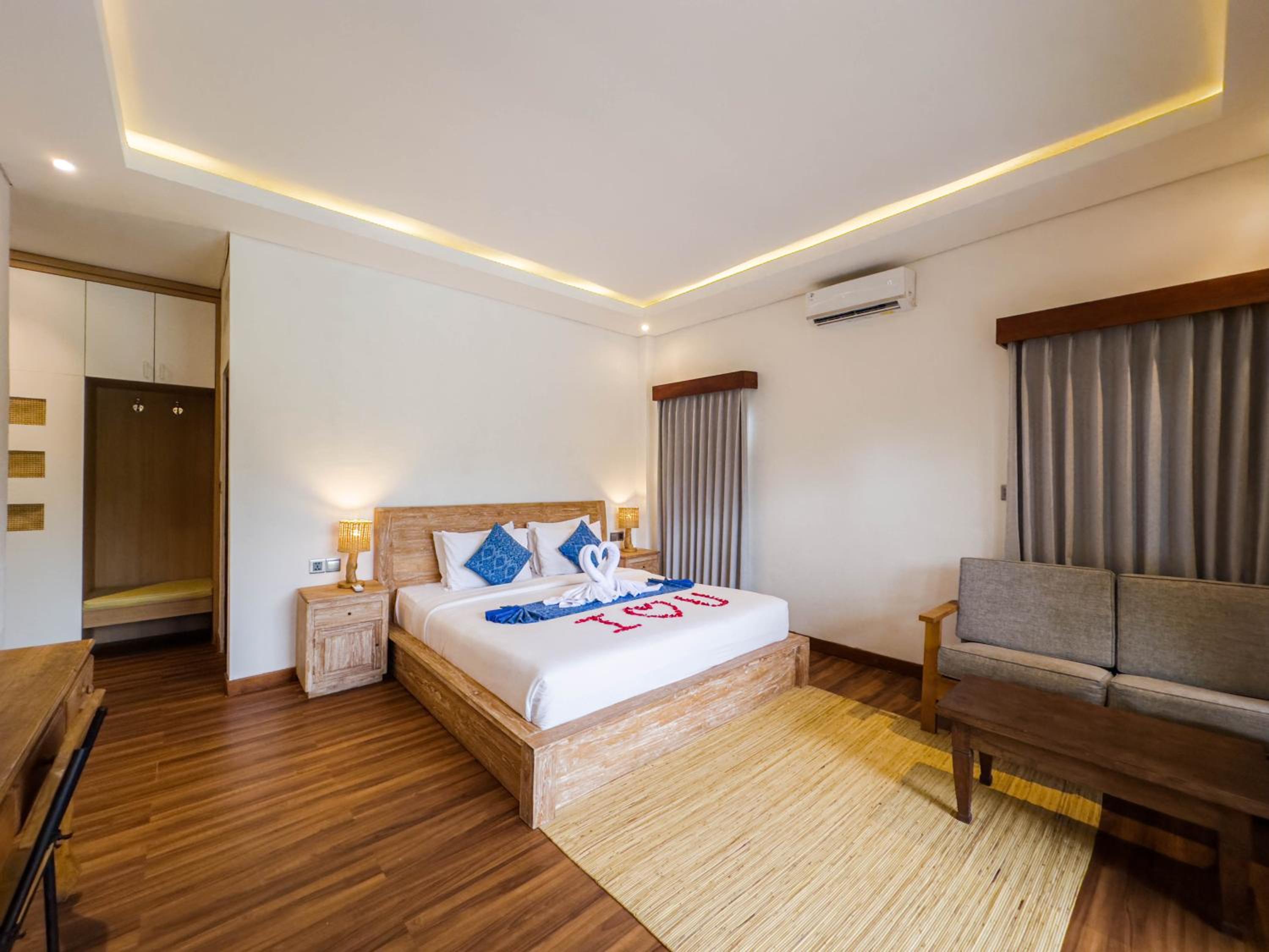 Suite with Pool View - Photo 1